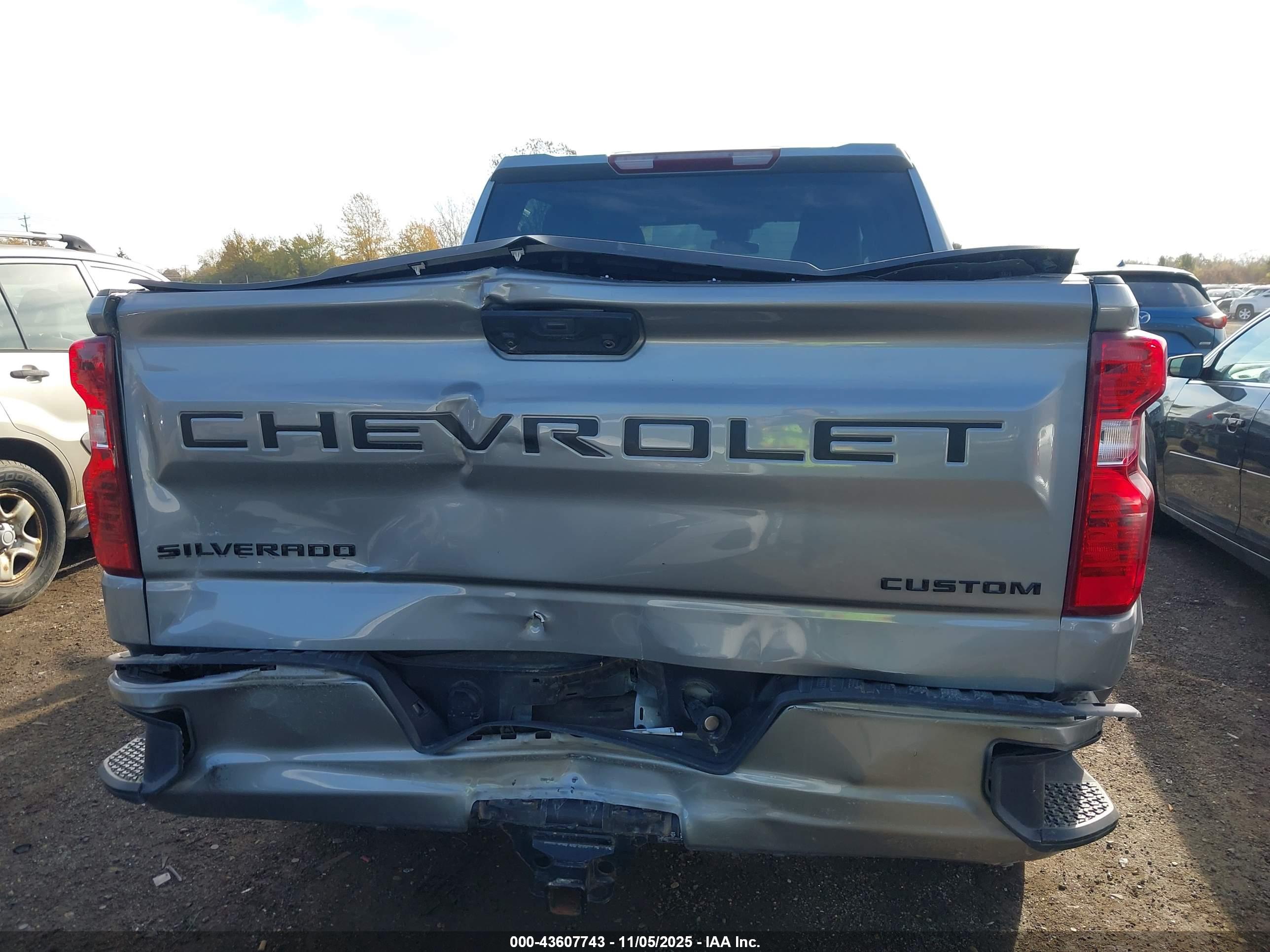 CHEVROLET SILVERADO image 6