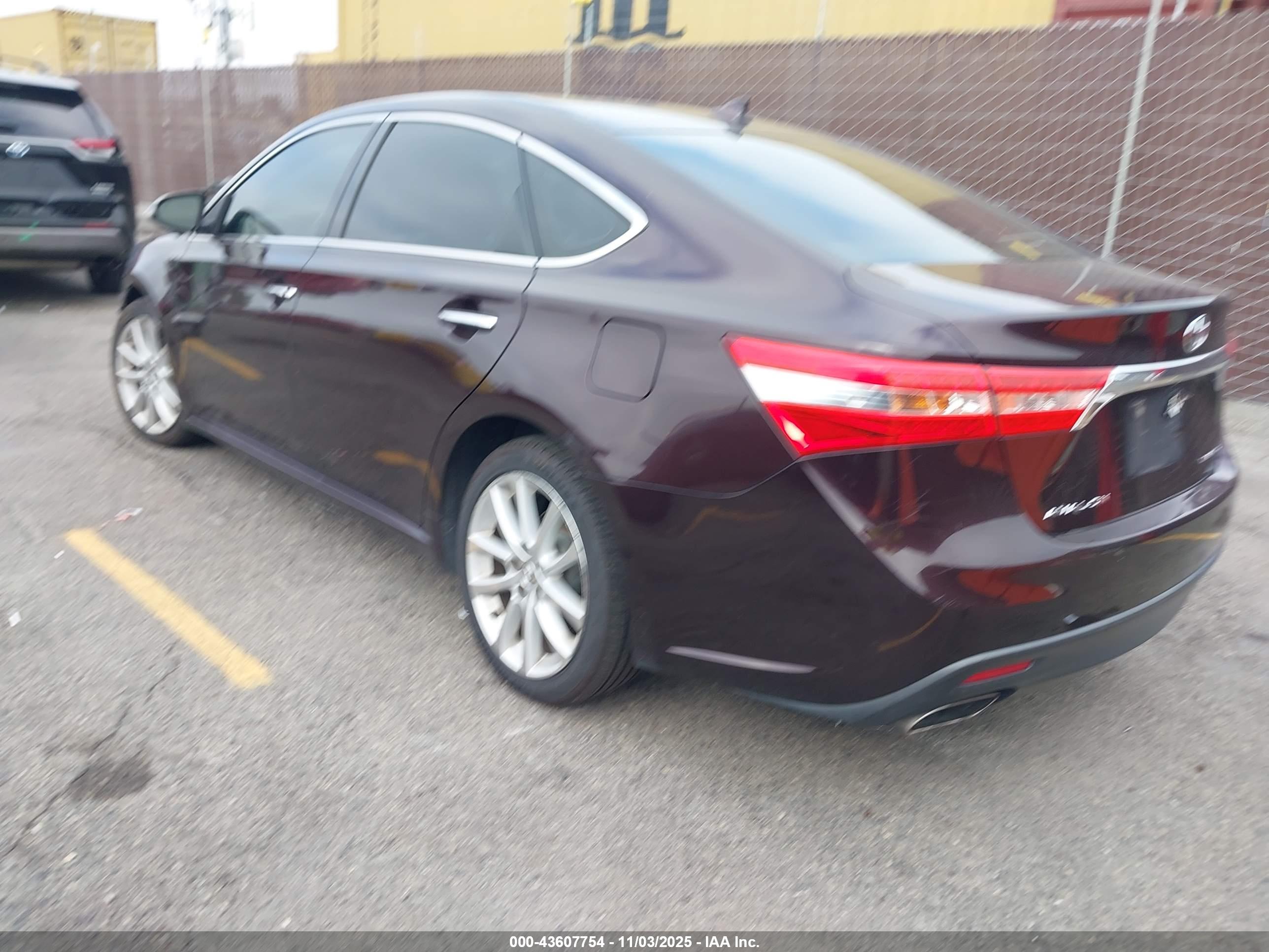 TOYOTA AVALON image 3