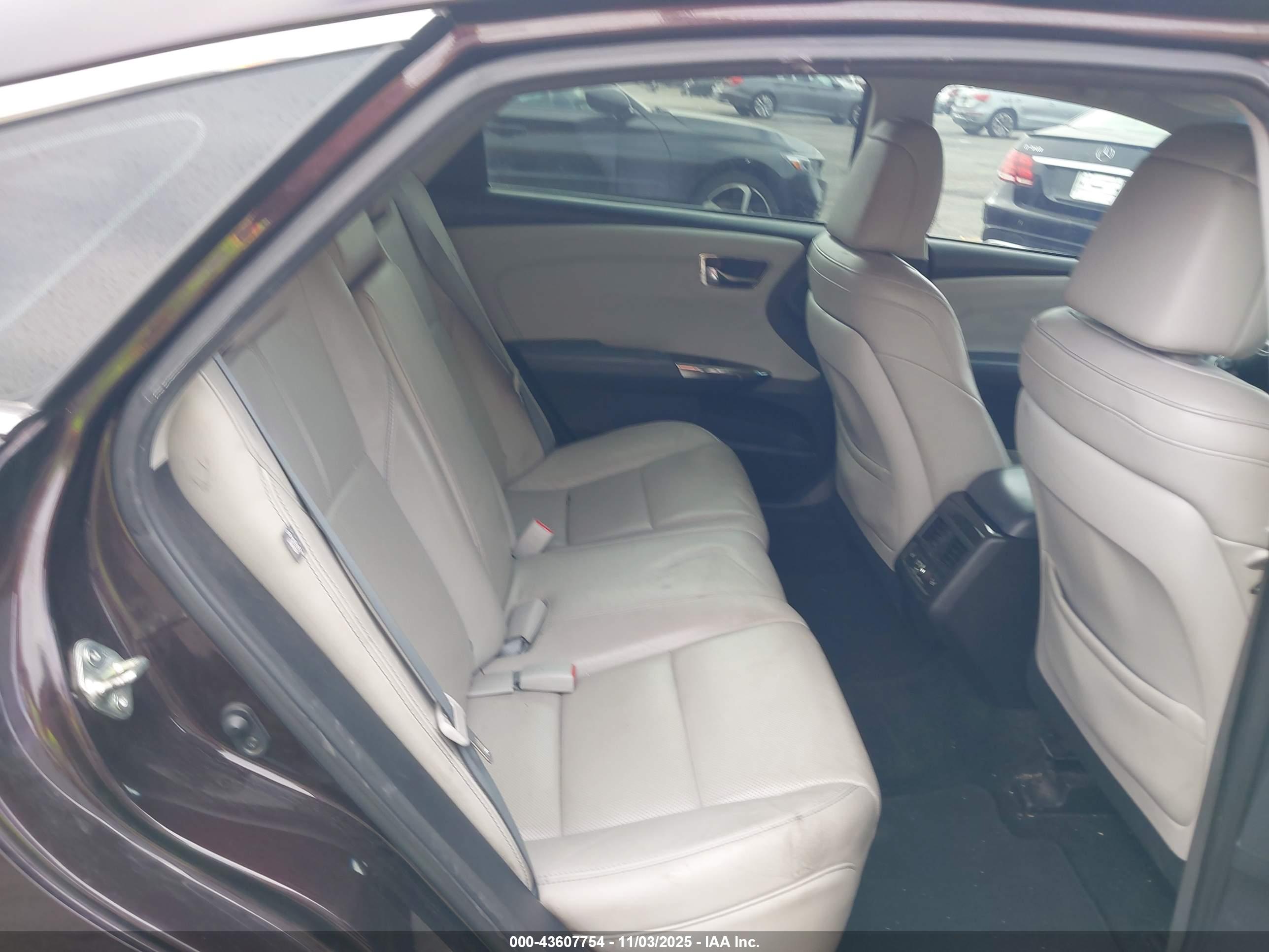 TOYOTA AVALON image 8