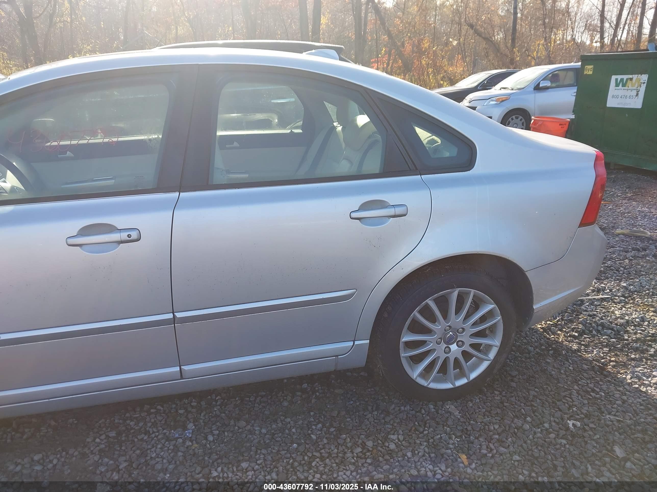 VOLVO S40 image 6