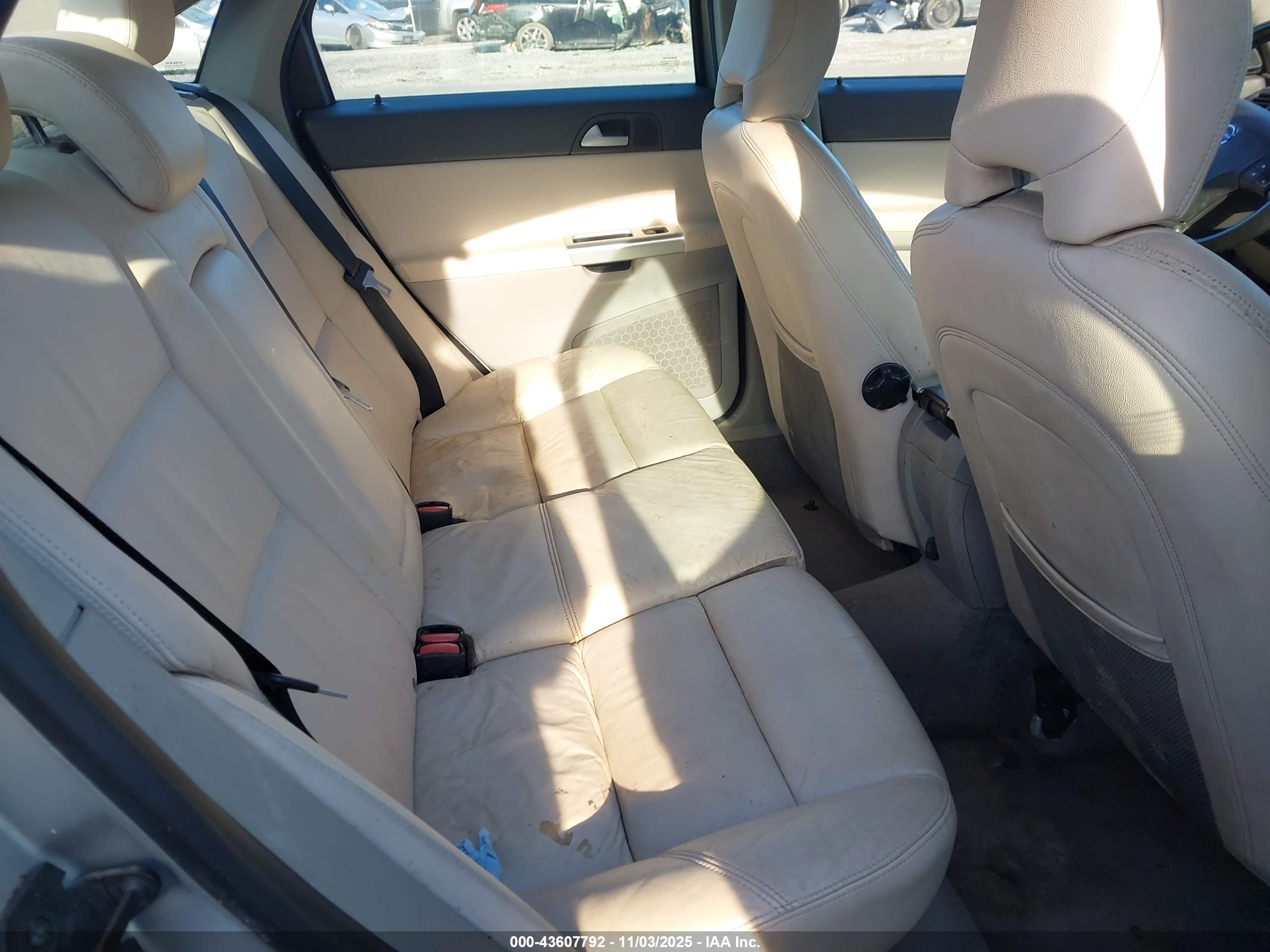 VOLVO S40 image 8