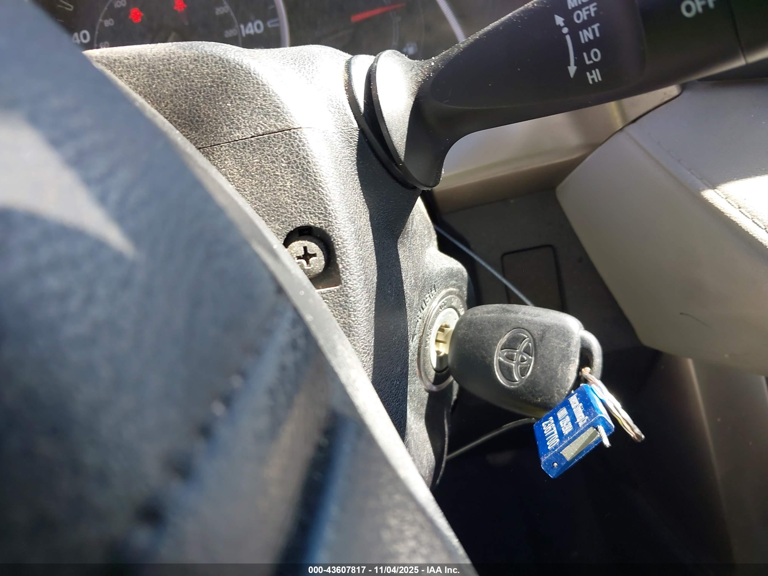 TOYOTA RAV4 image 11