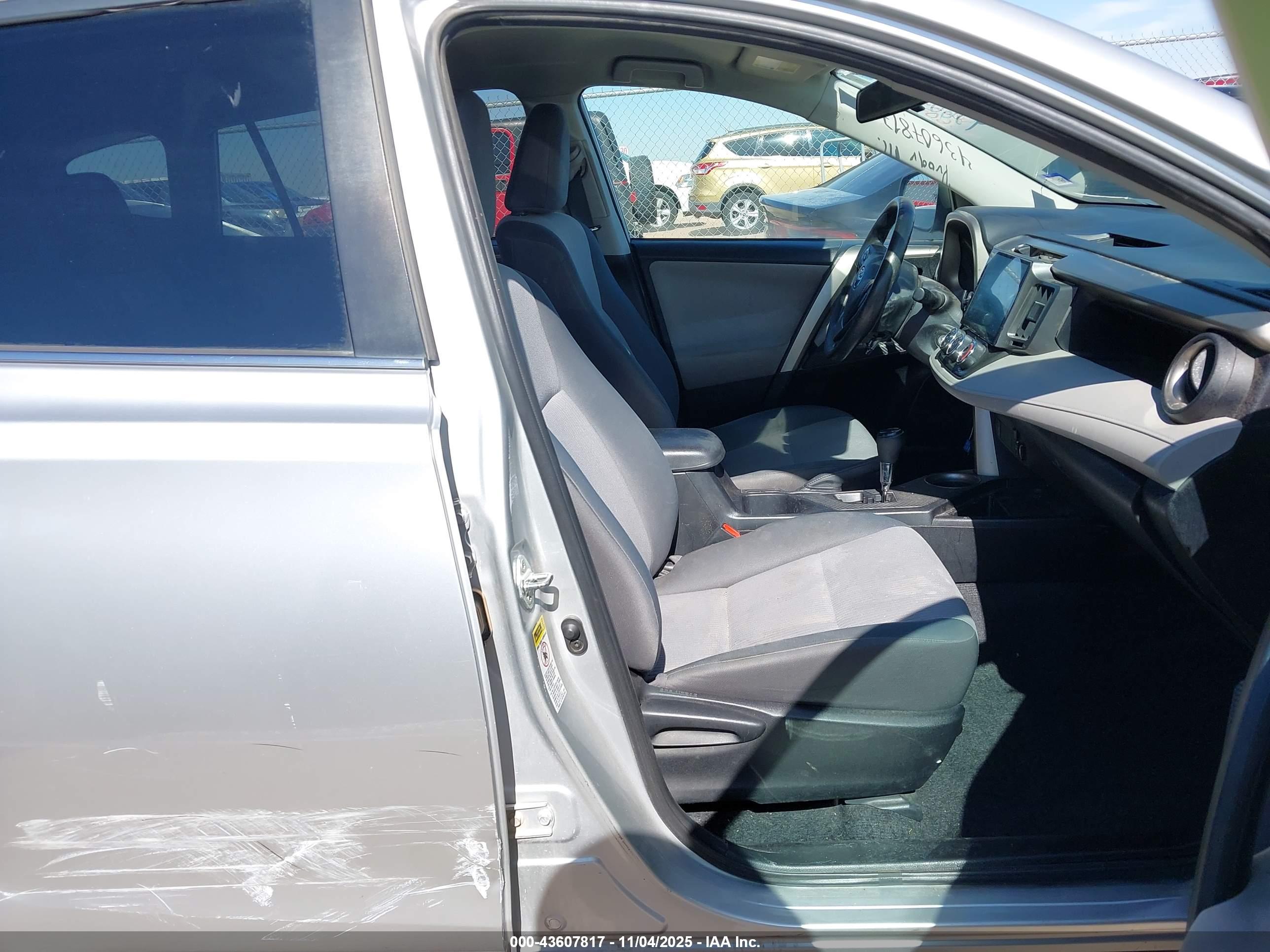 TOYOTA RAV4 image 5