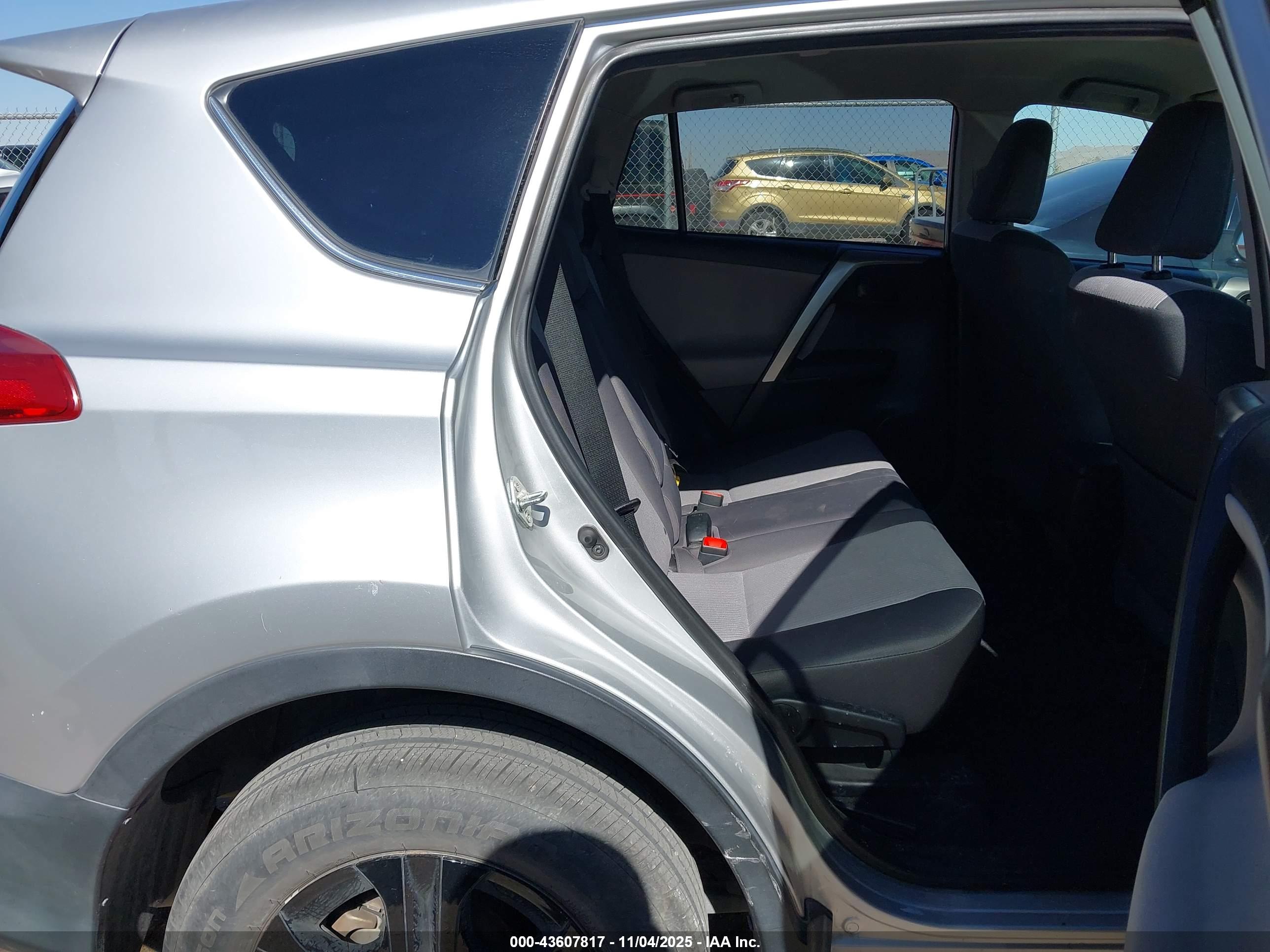 TOYOTA RAV4 image 8