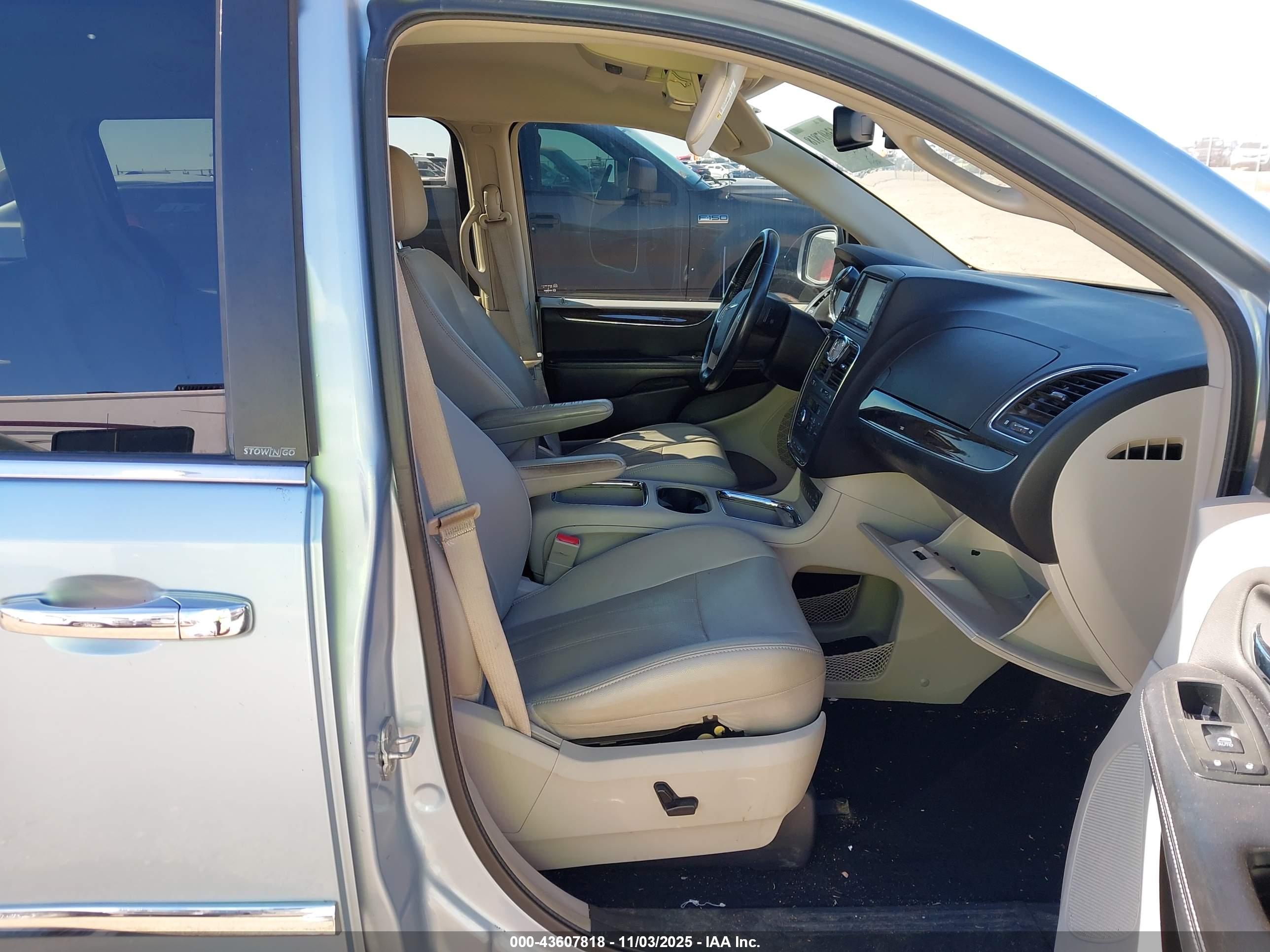 CHRYSLER TOWN image 5