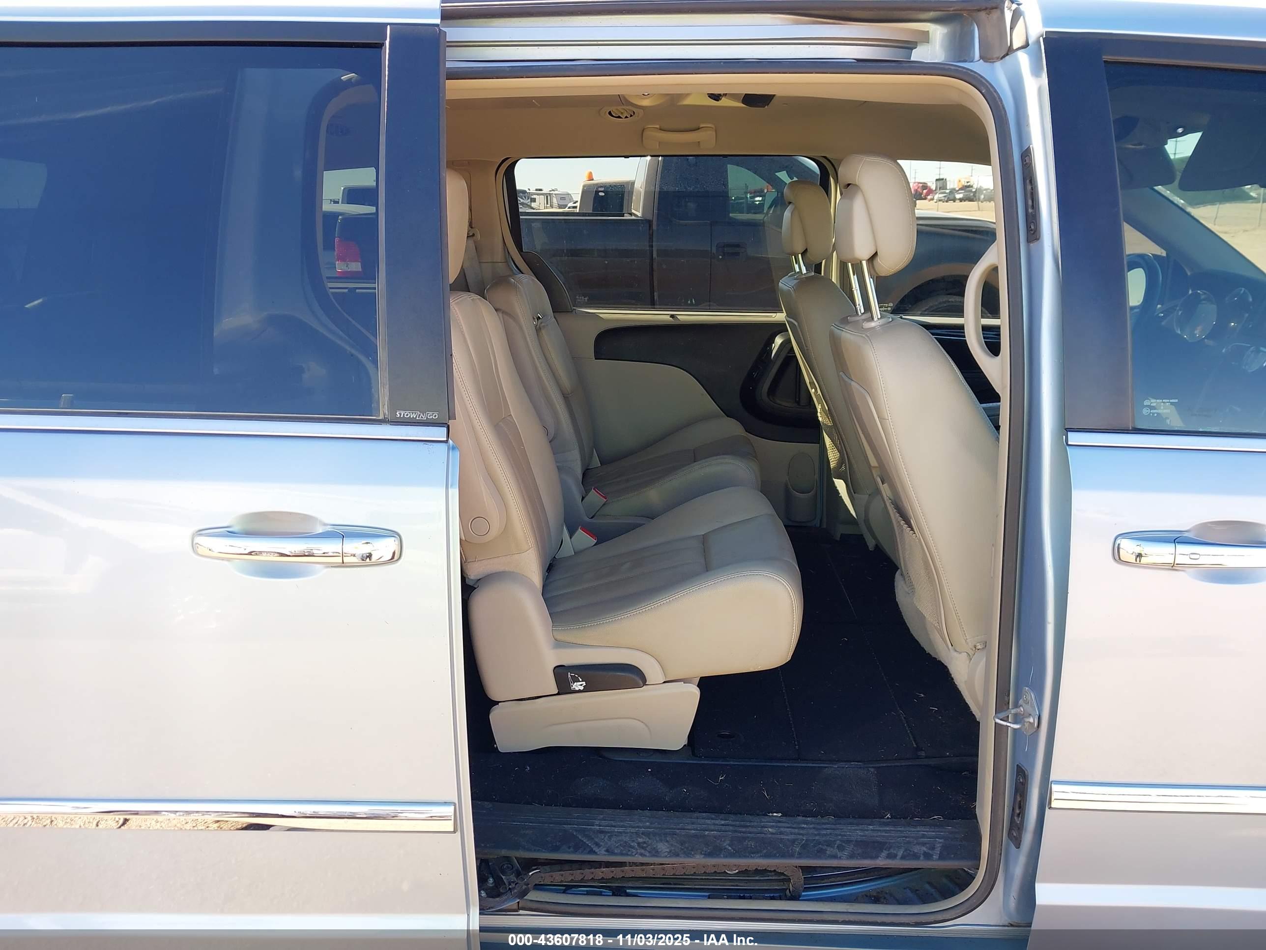 CHRYSLER TOWN image 8