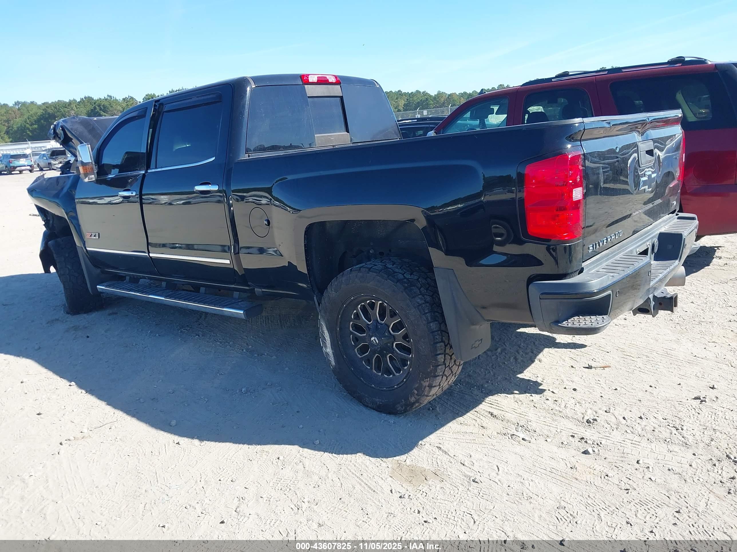 CHEVROLET SILVERADO image 3
