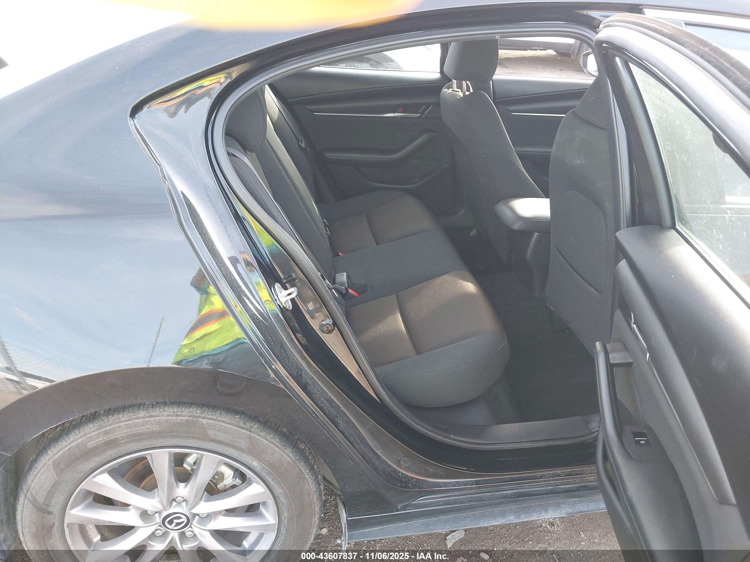MAZDA MAZDA3 image 8
