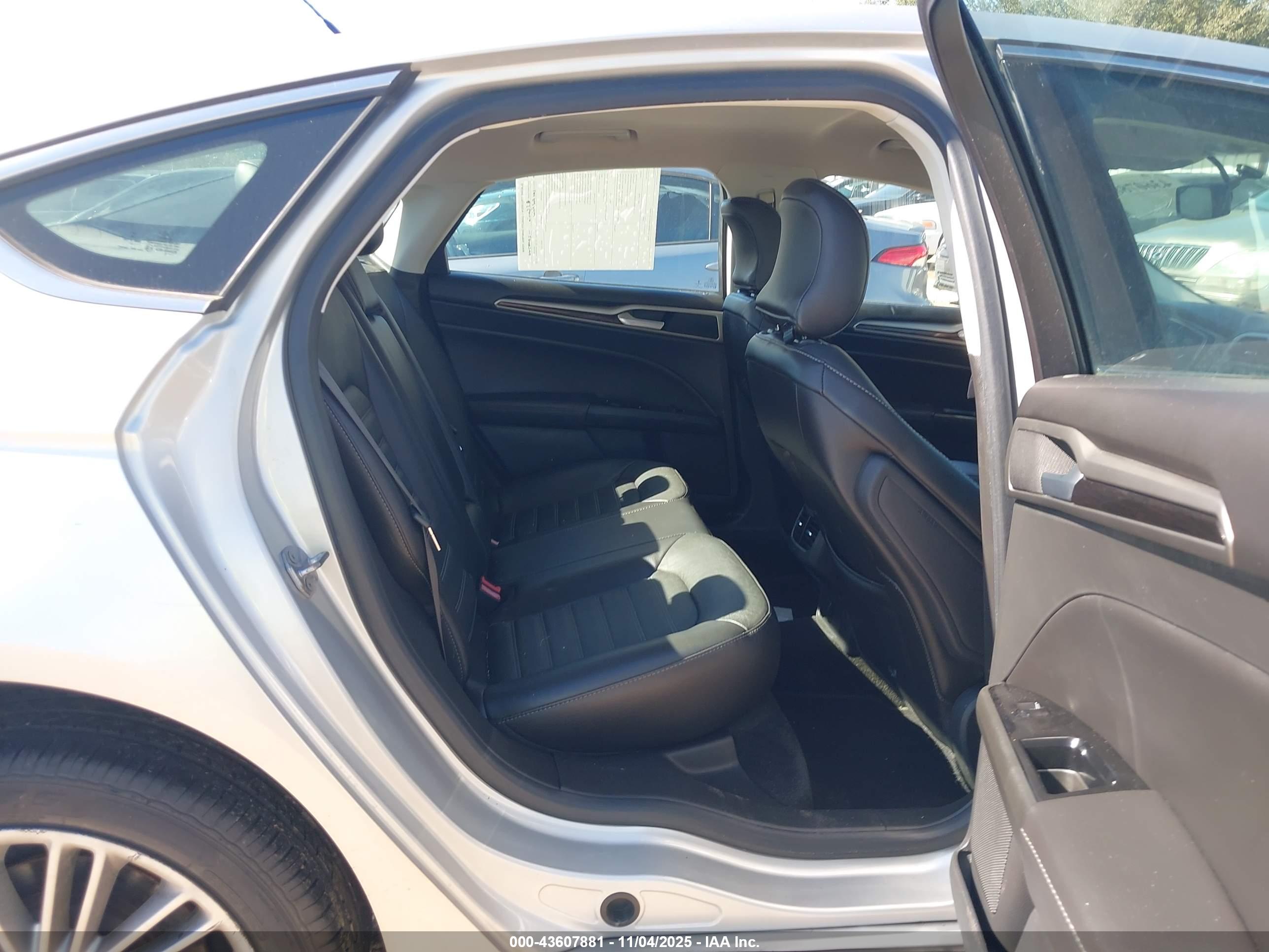 FORD FUSION image 8