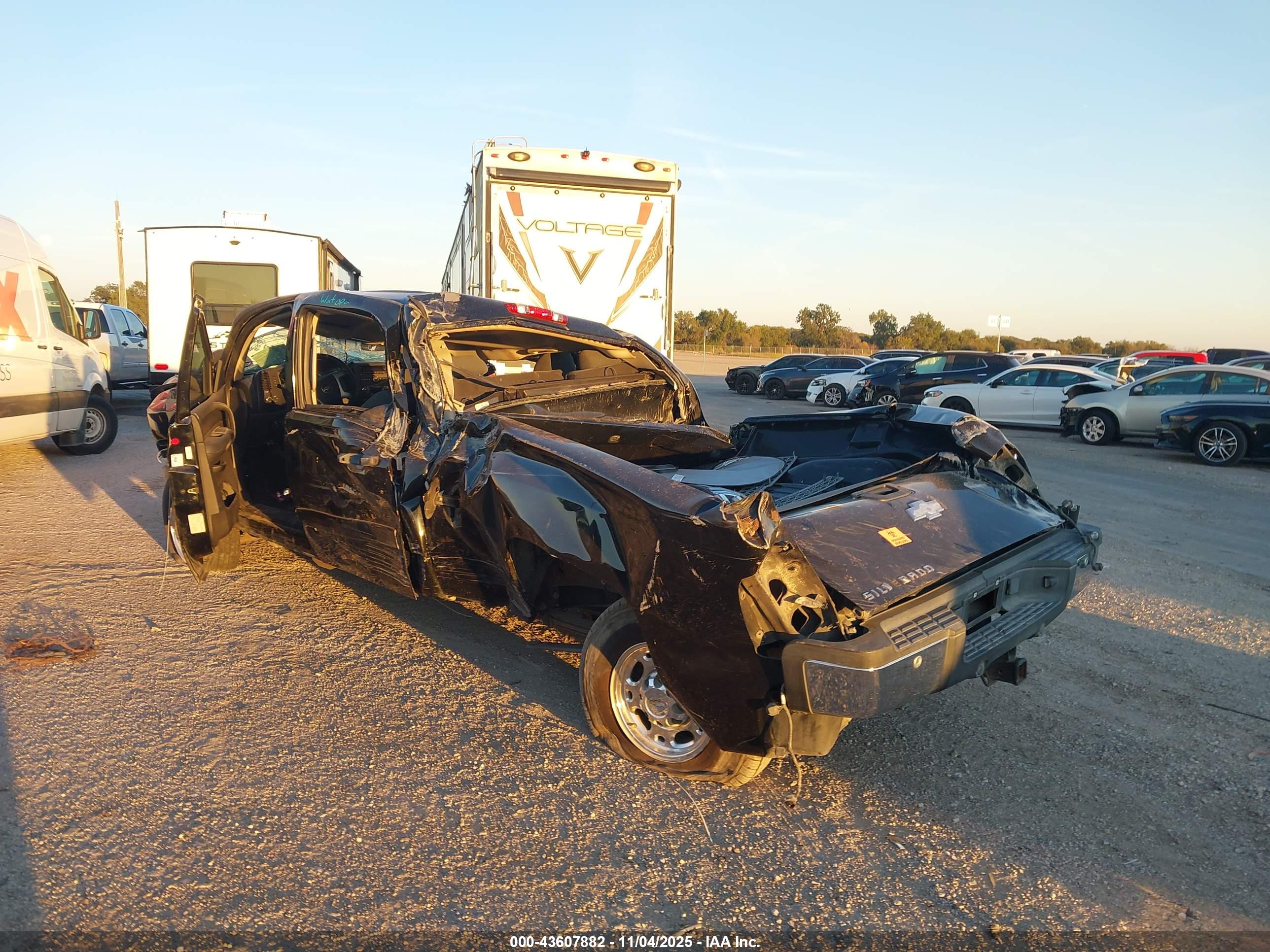 CHEVROLET SILVERADO image 3