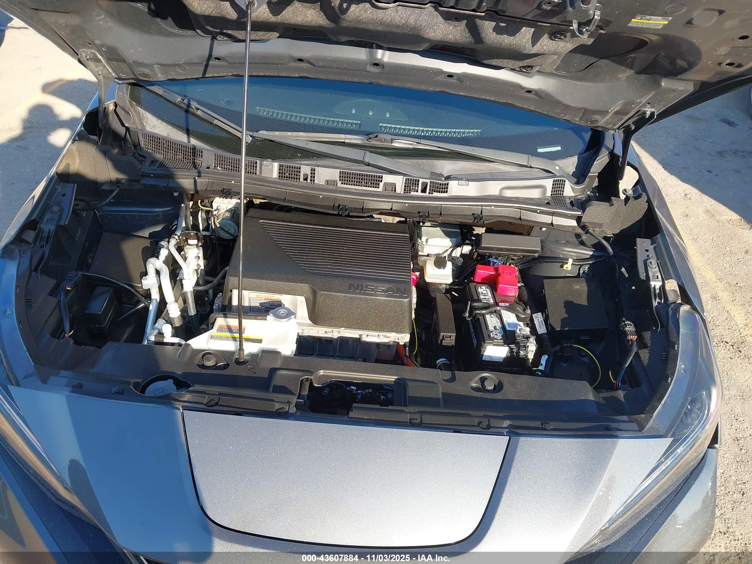 NISSAN LEAF image 10