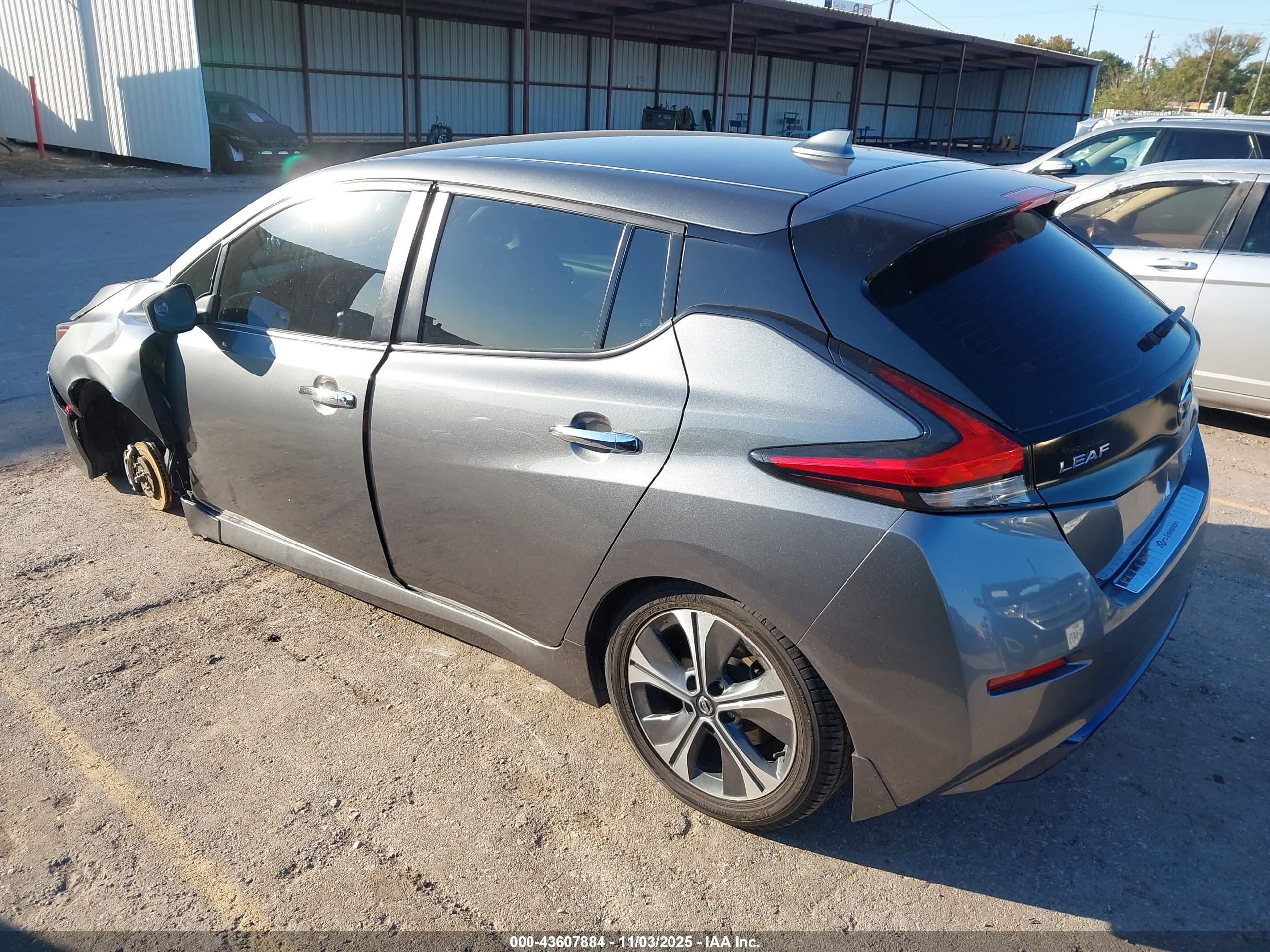 NISSAN LEAF image 3