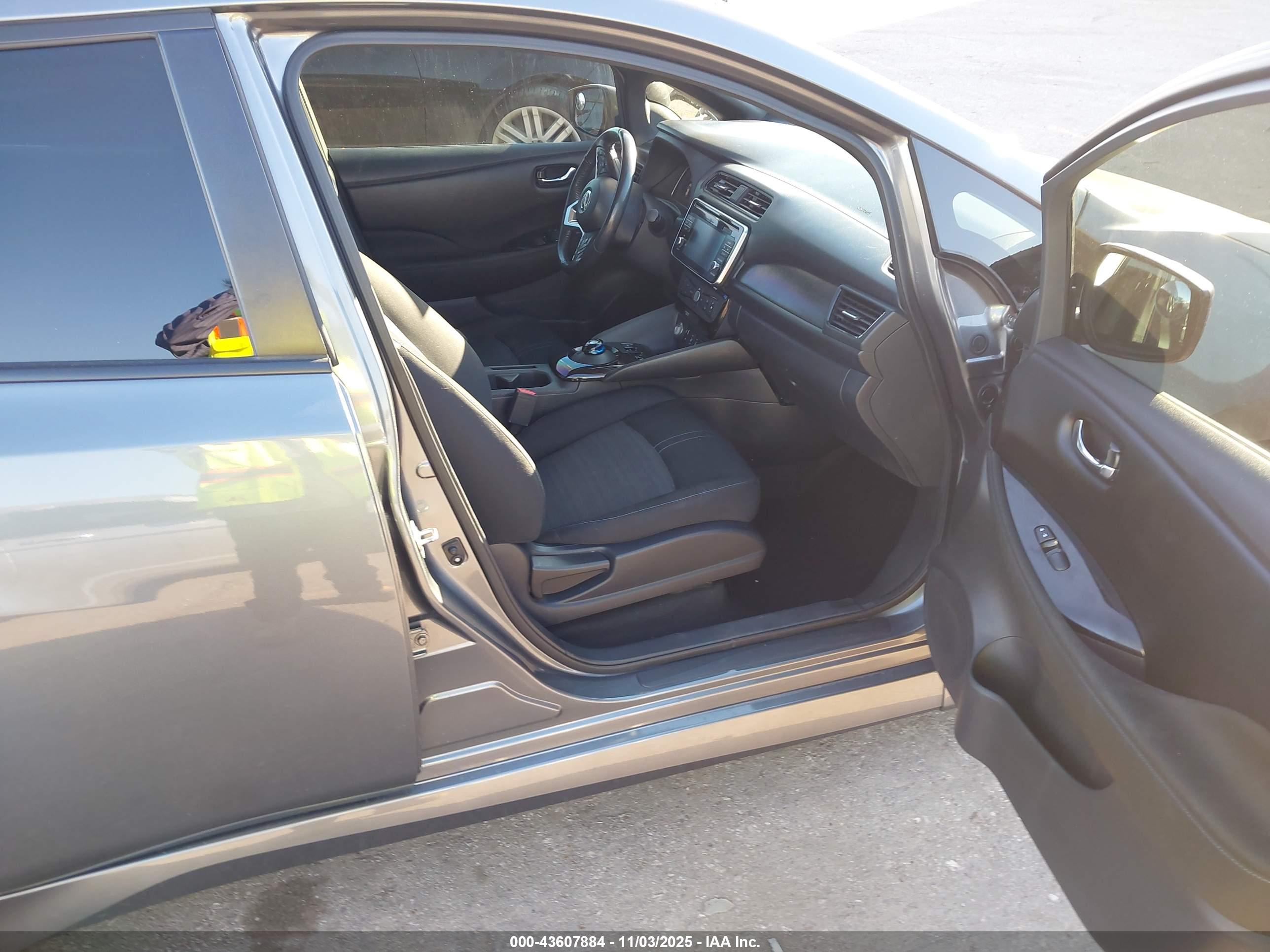 NISSAN LEAF image 5