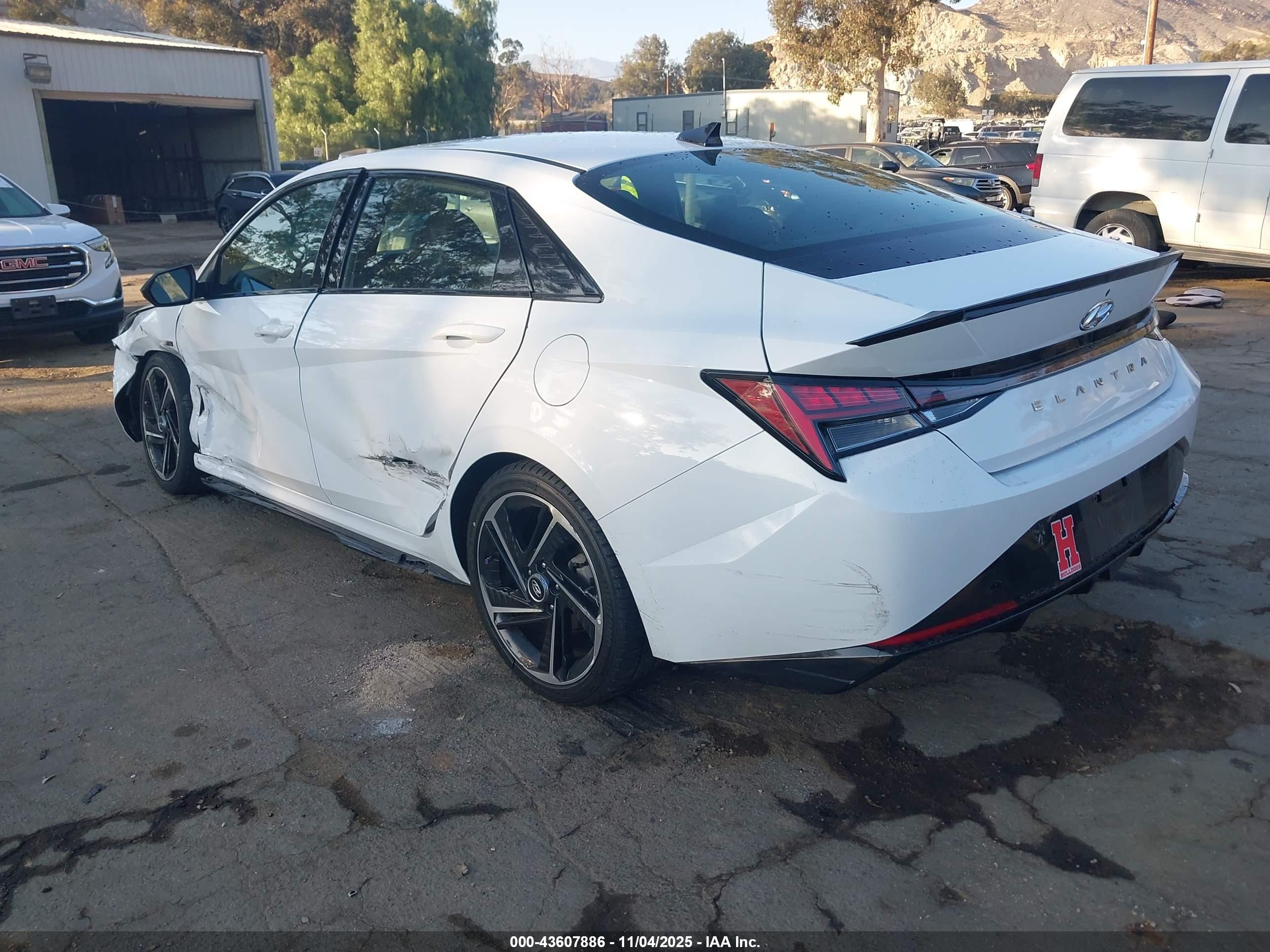 HYUNDAI ELANTRA image 3