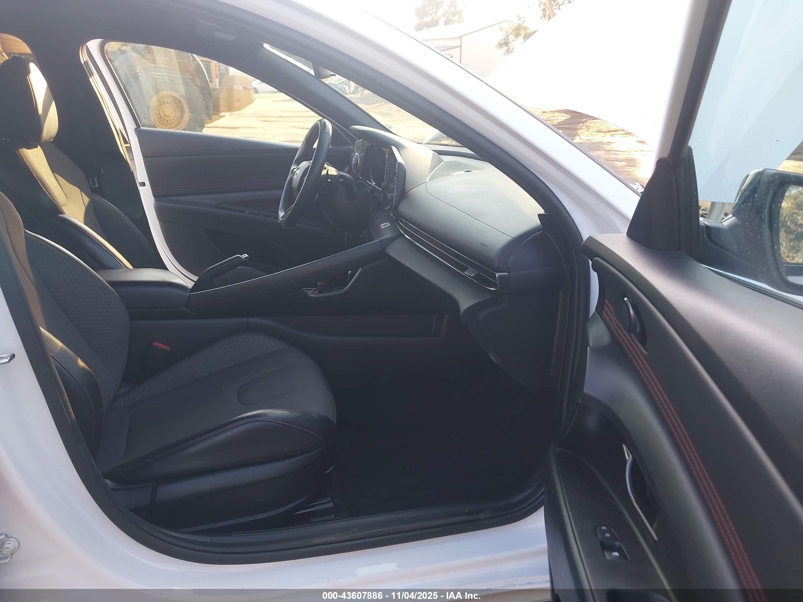 HYUNDAI ELANTRA image 5