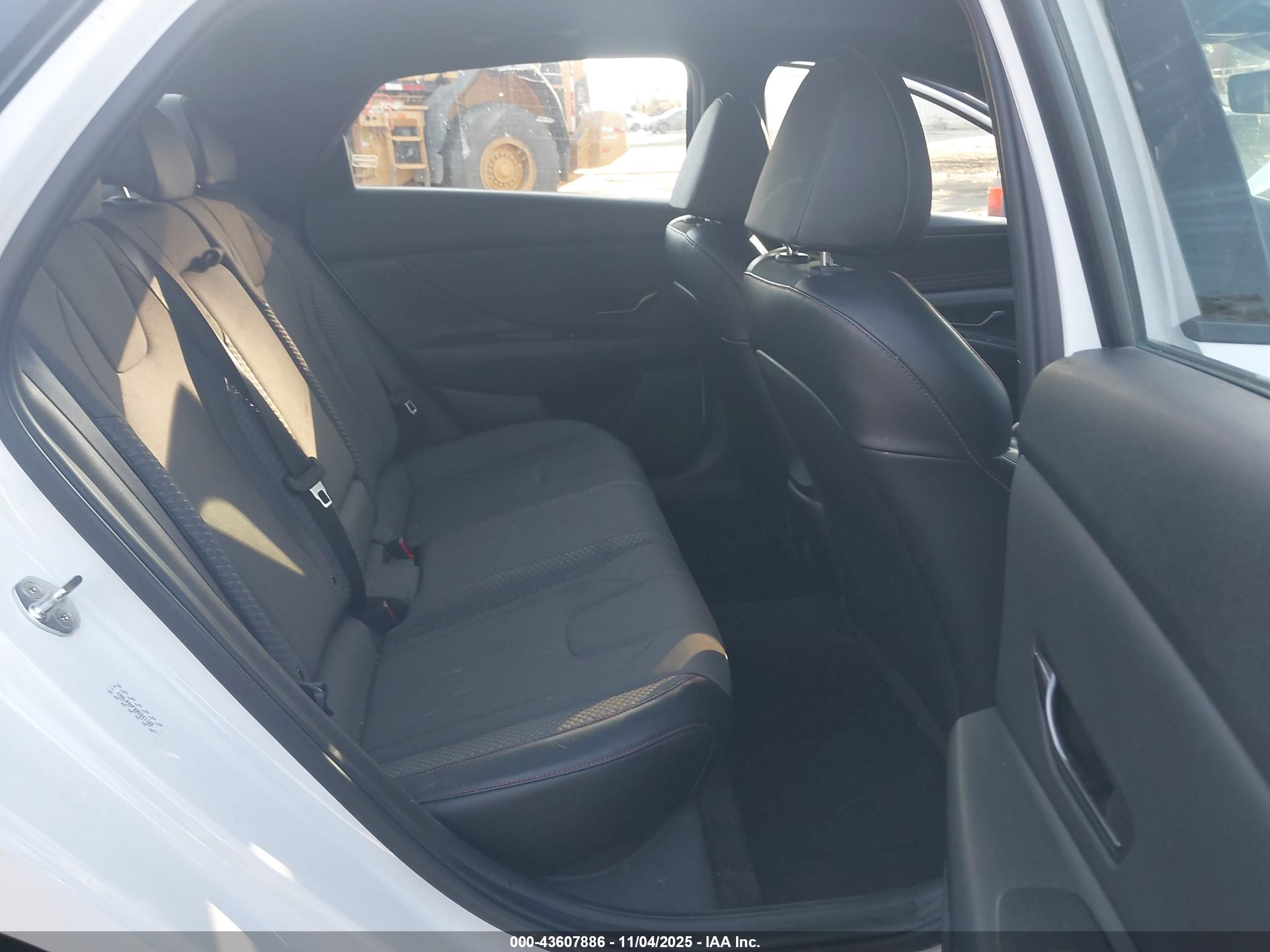 HYUNDAI ELANTRA image 8