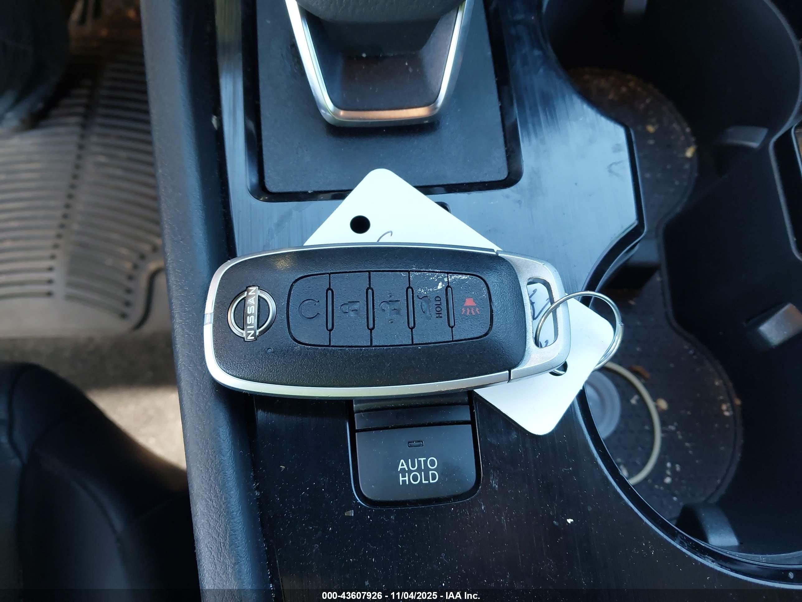 NISSAN ROGUE image 11