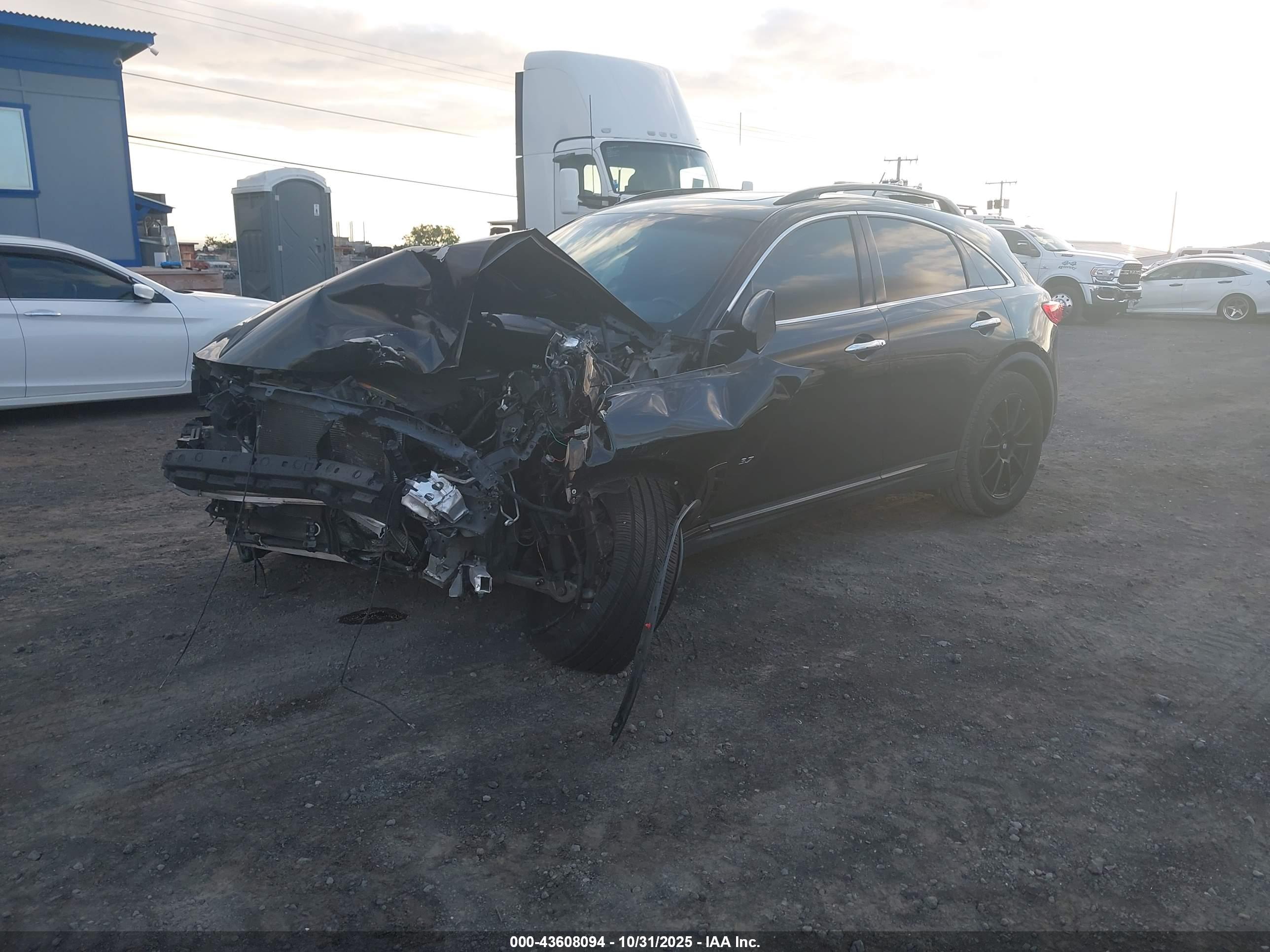 INFINITI QX70 image 2
