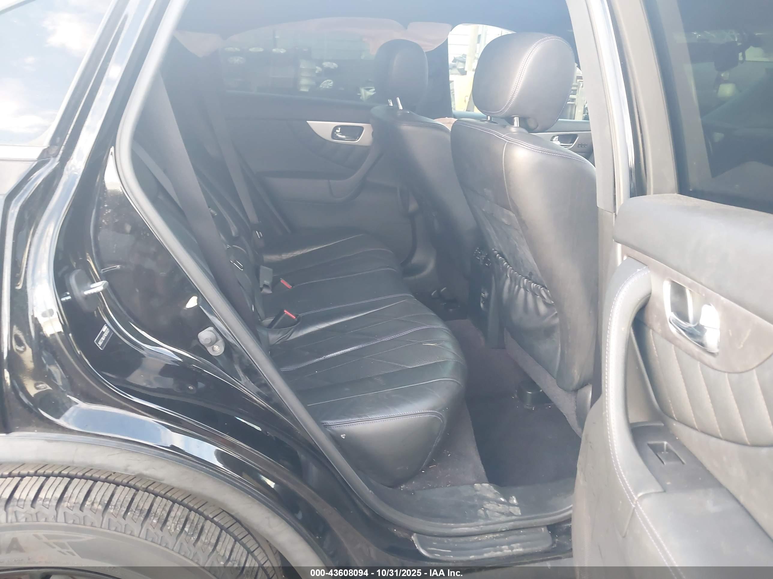 INFINITI QX70 image 8