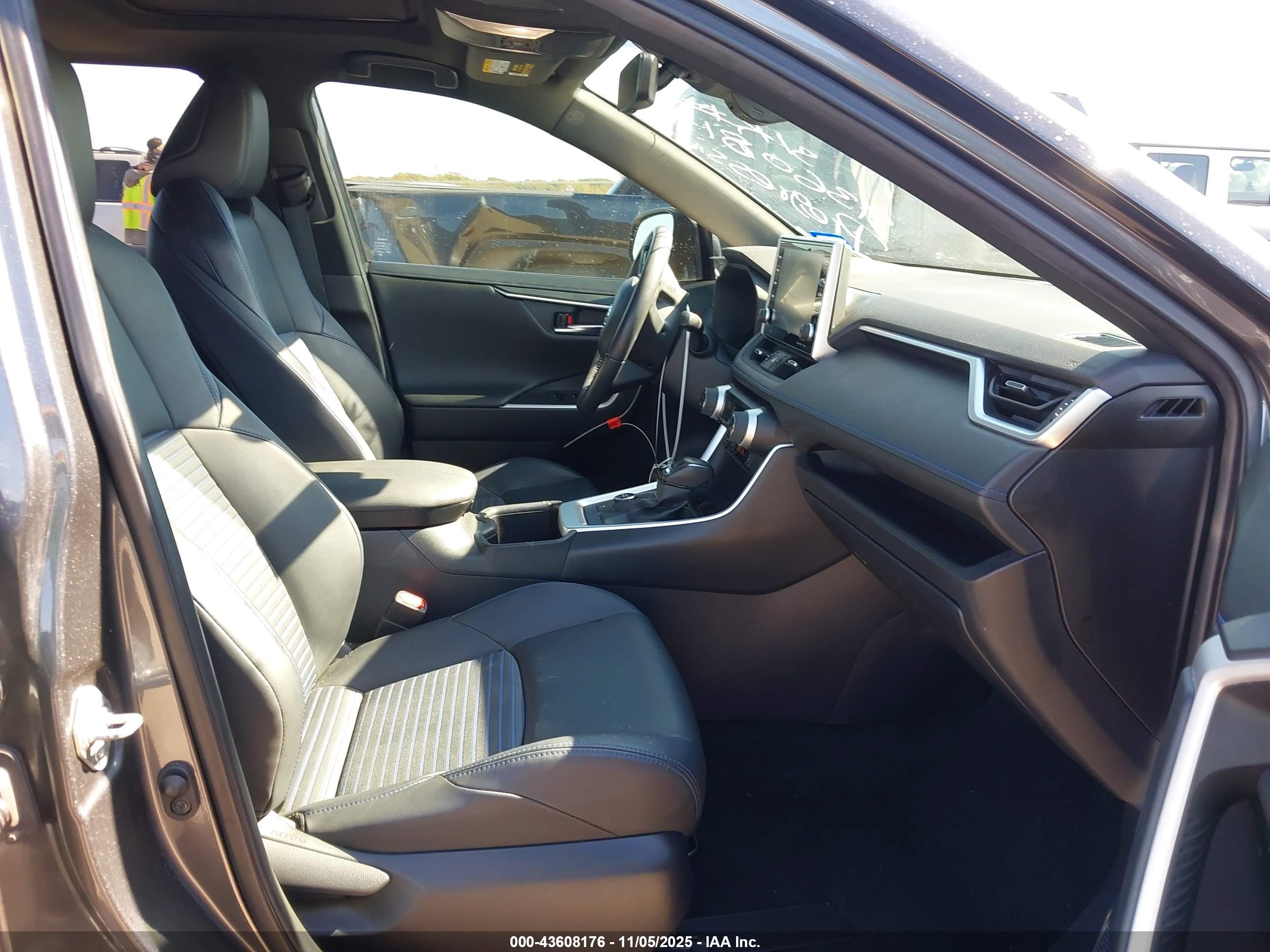 TOYOTA RAV4 image 5