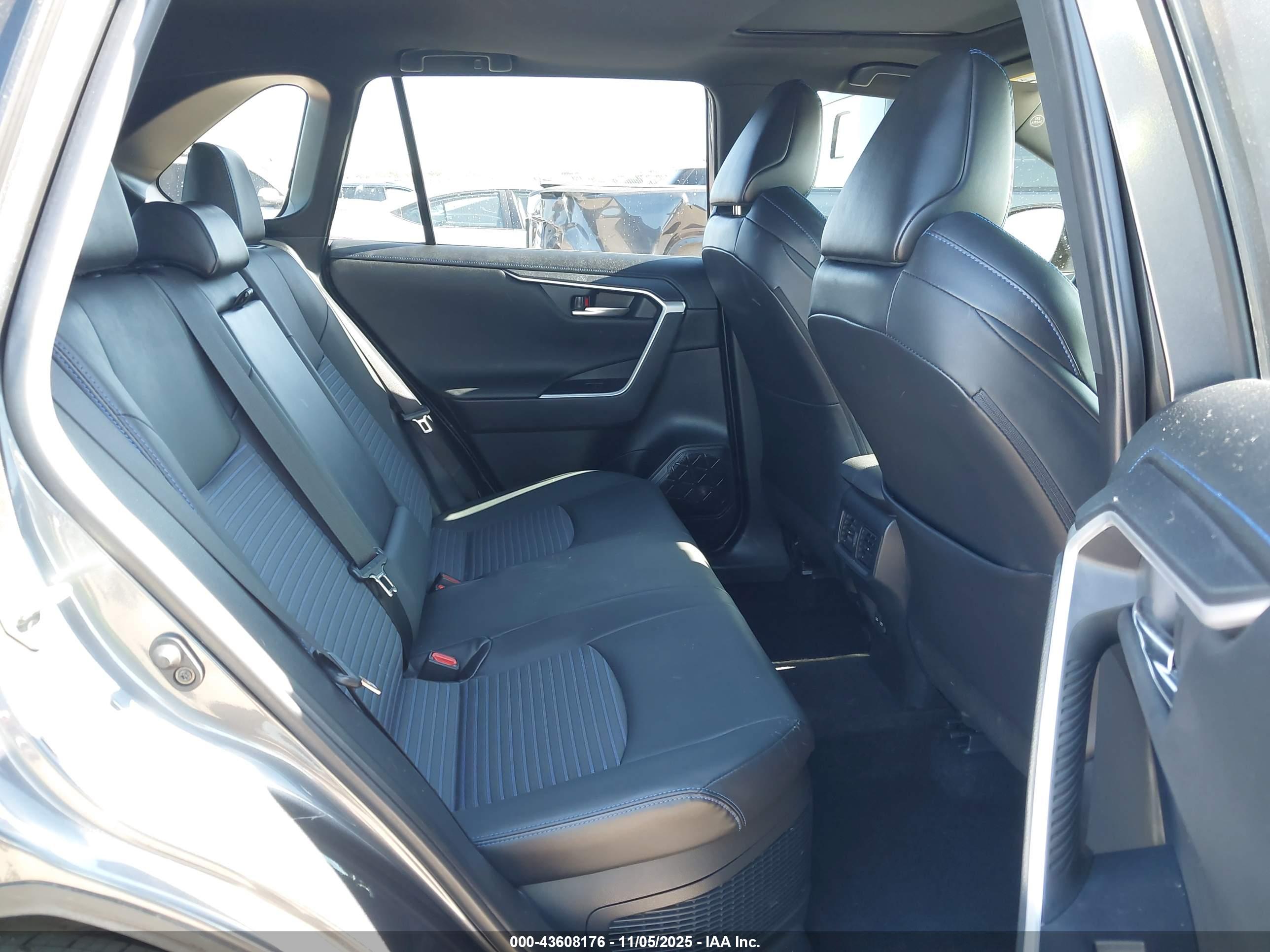 TOYOTA RAV4 image 8