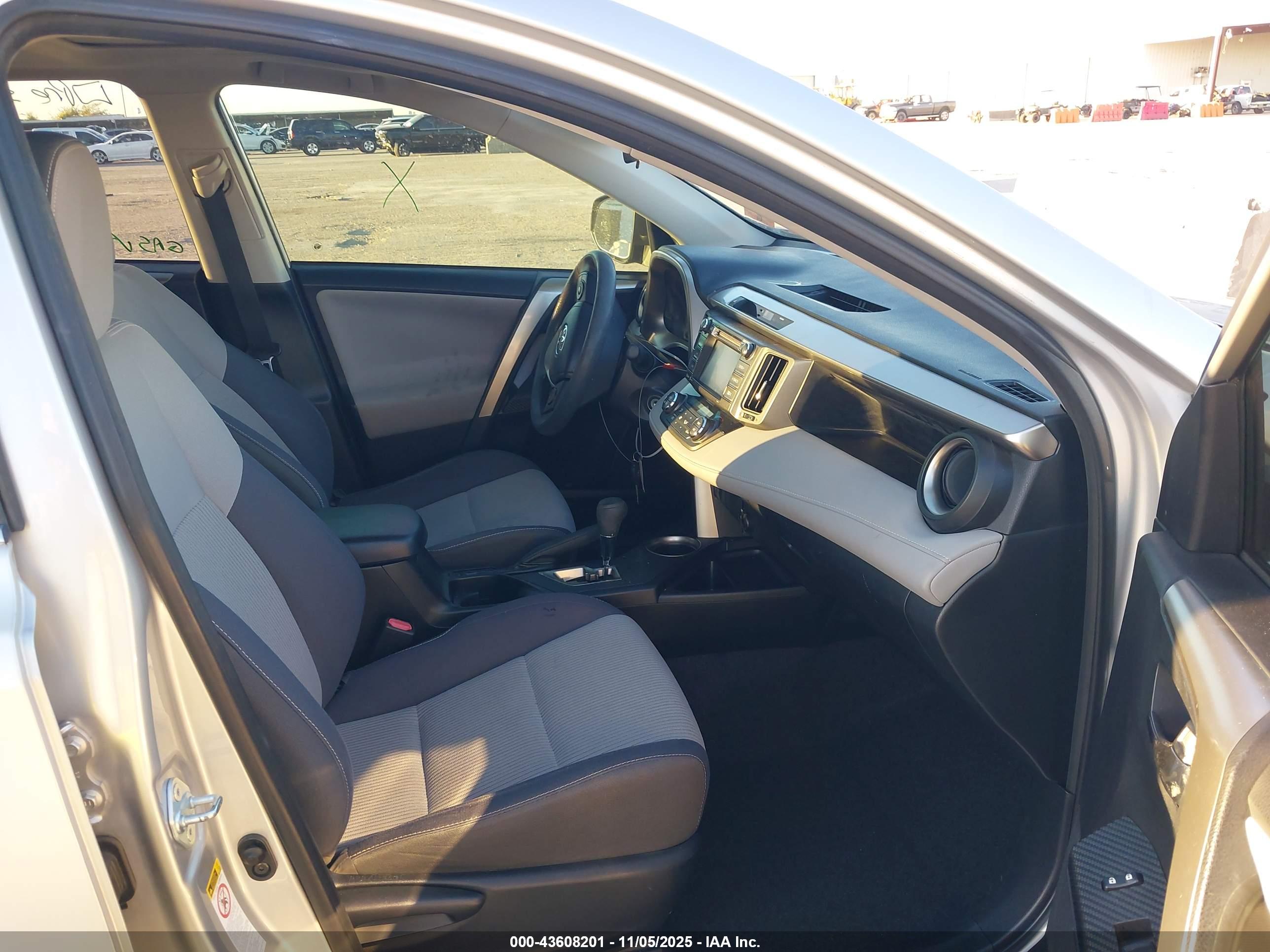 TOYOTA RAV4 image 5