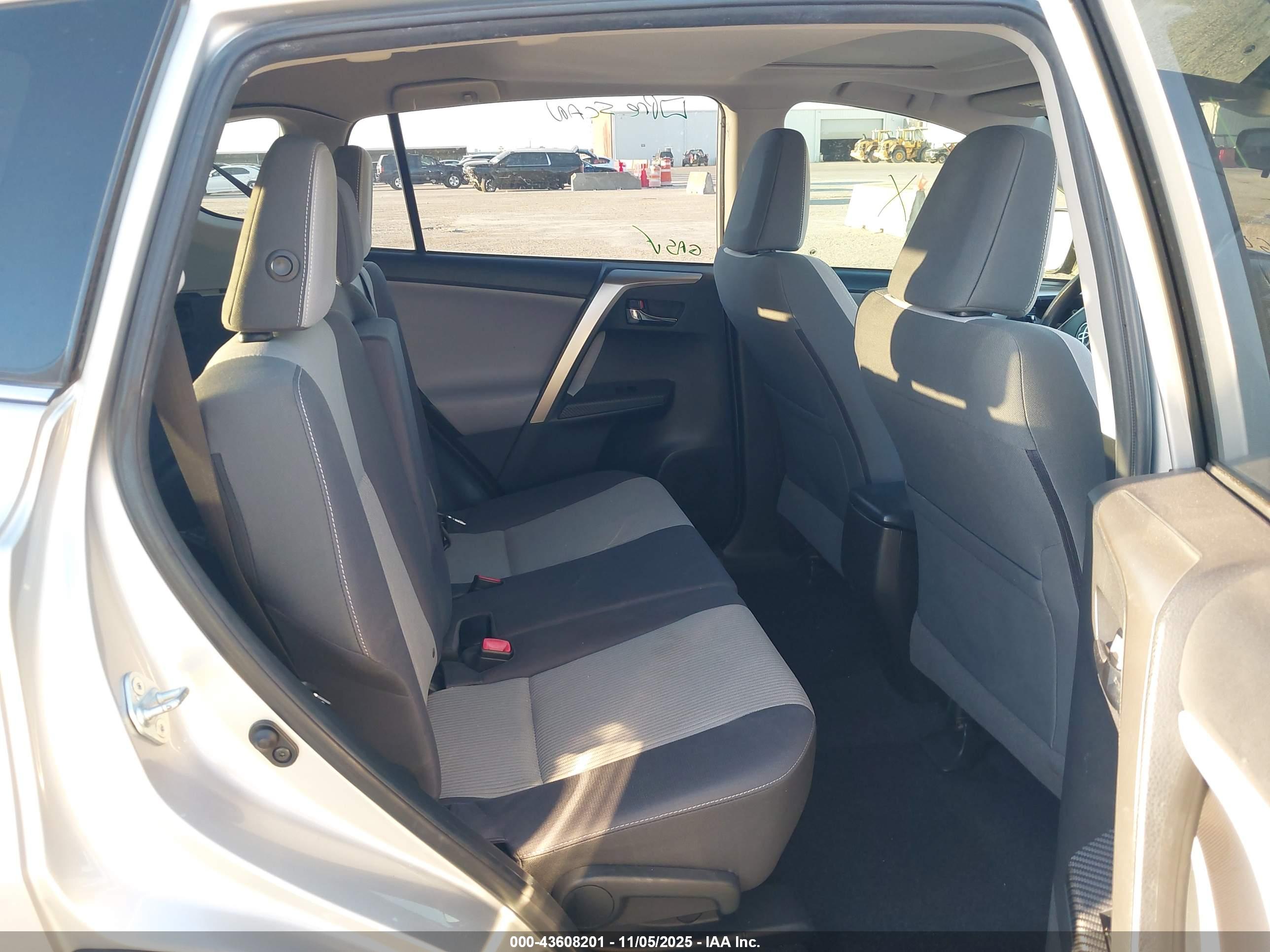 TOYOTA RAV4 image 8