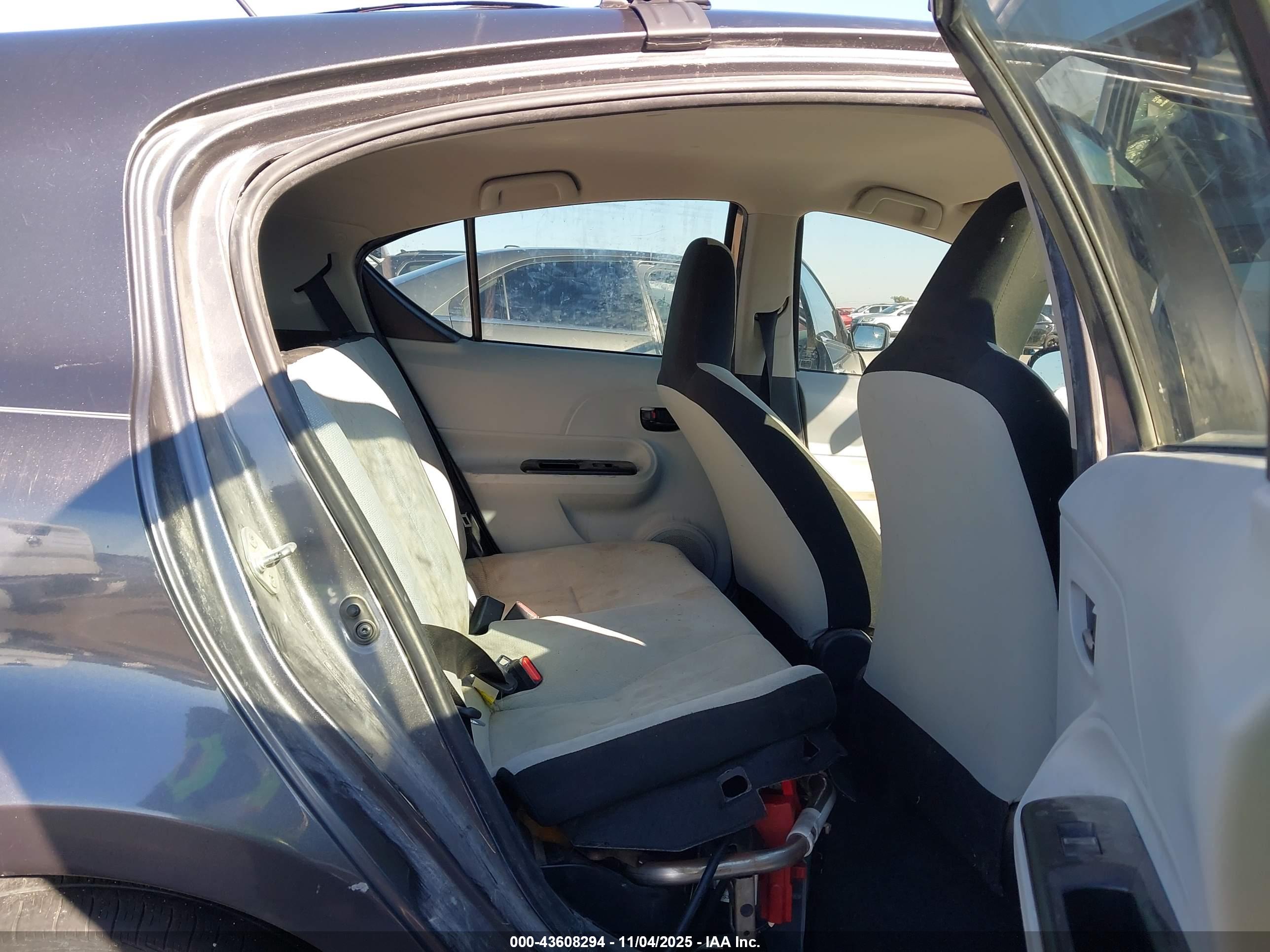 TOYOTA PRIUS image 8