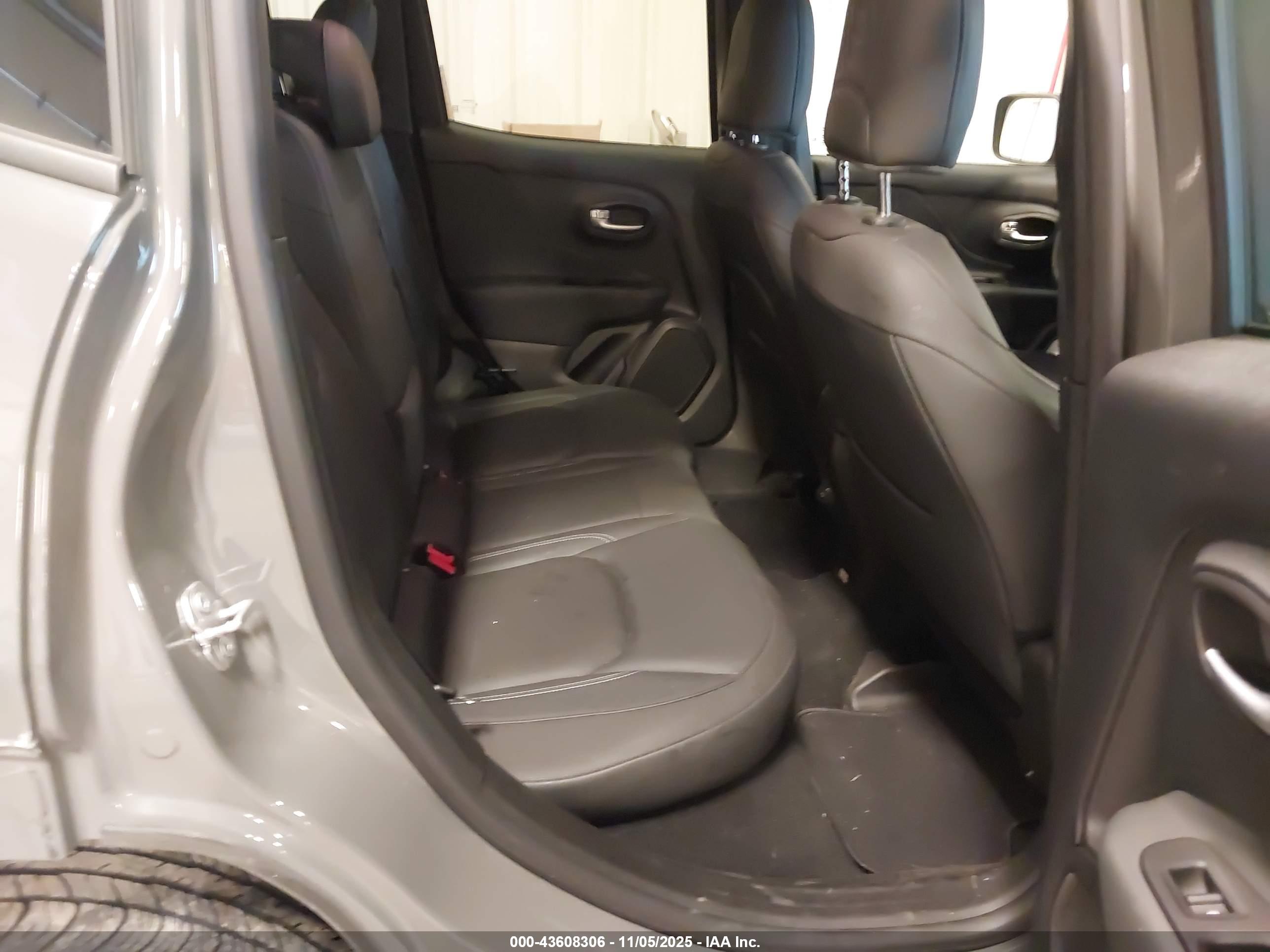 JEEP RENEGADE image 8