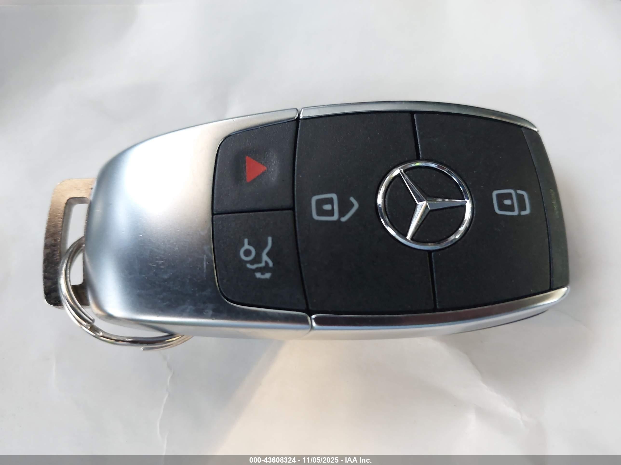 MERCEDES-BENZ GLB image 11