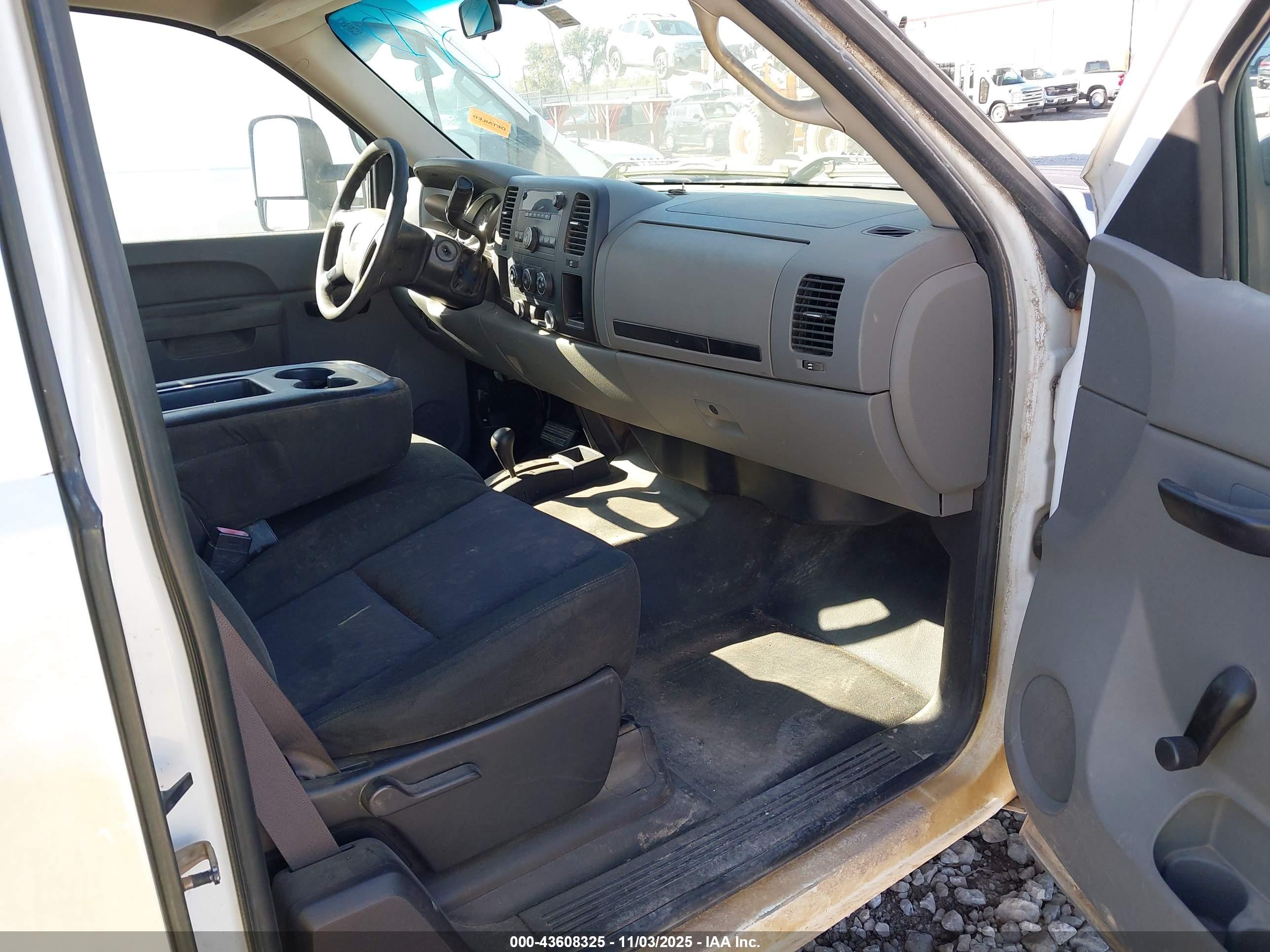 CHEVROLET SILVERADO image 5
