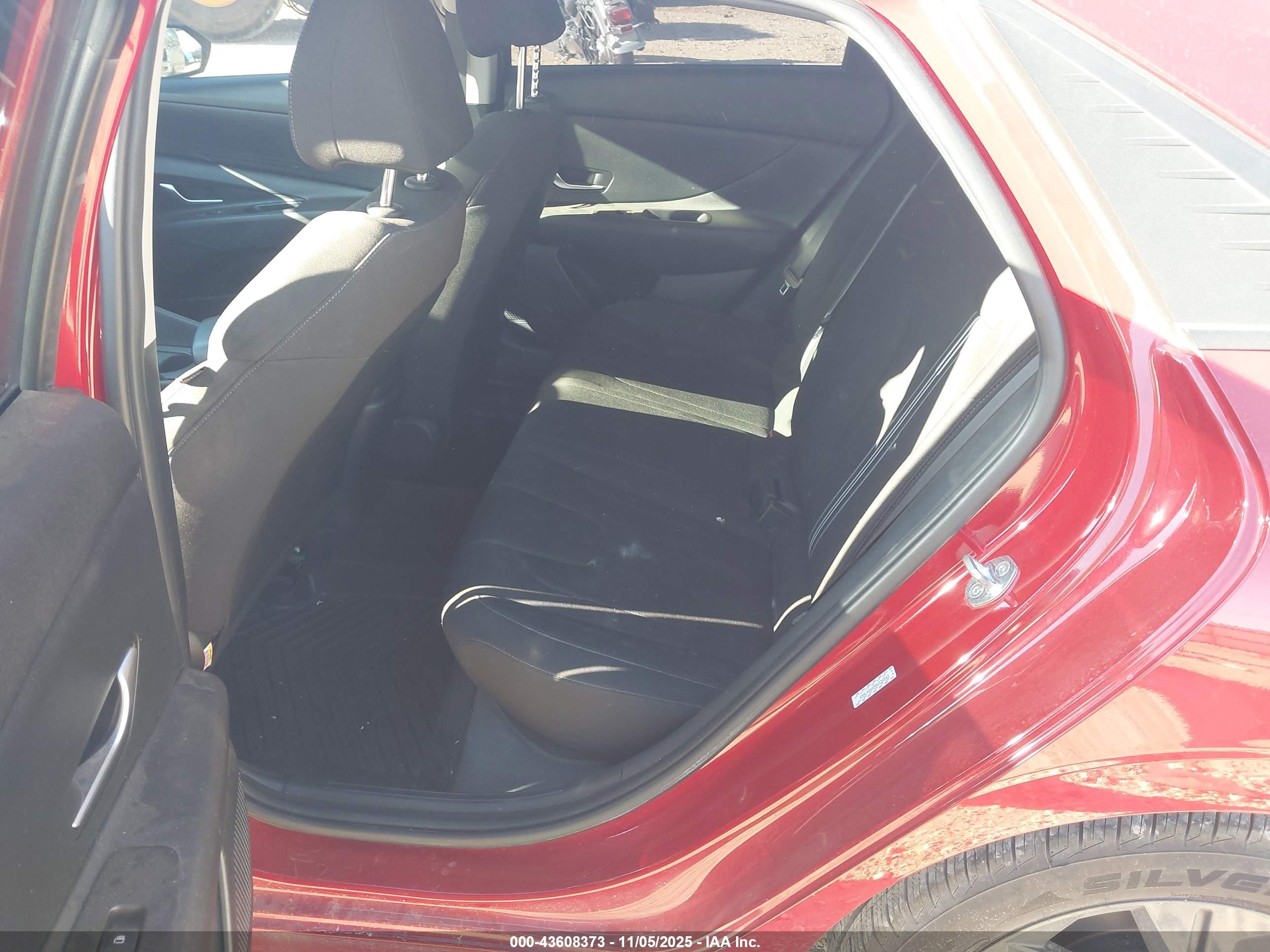 HYUNDAI ELANTRA image 8