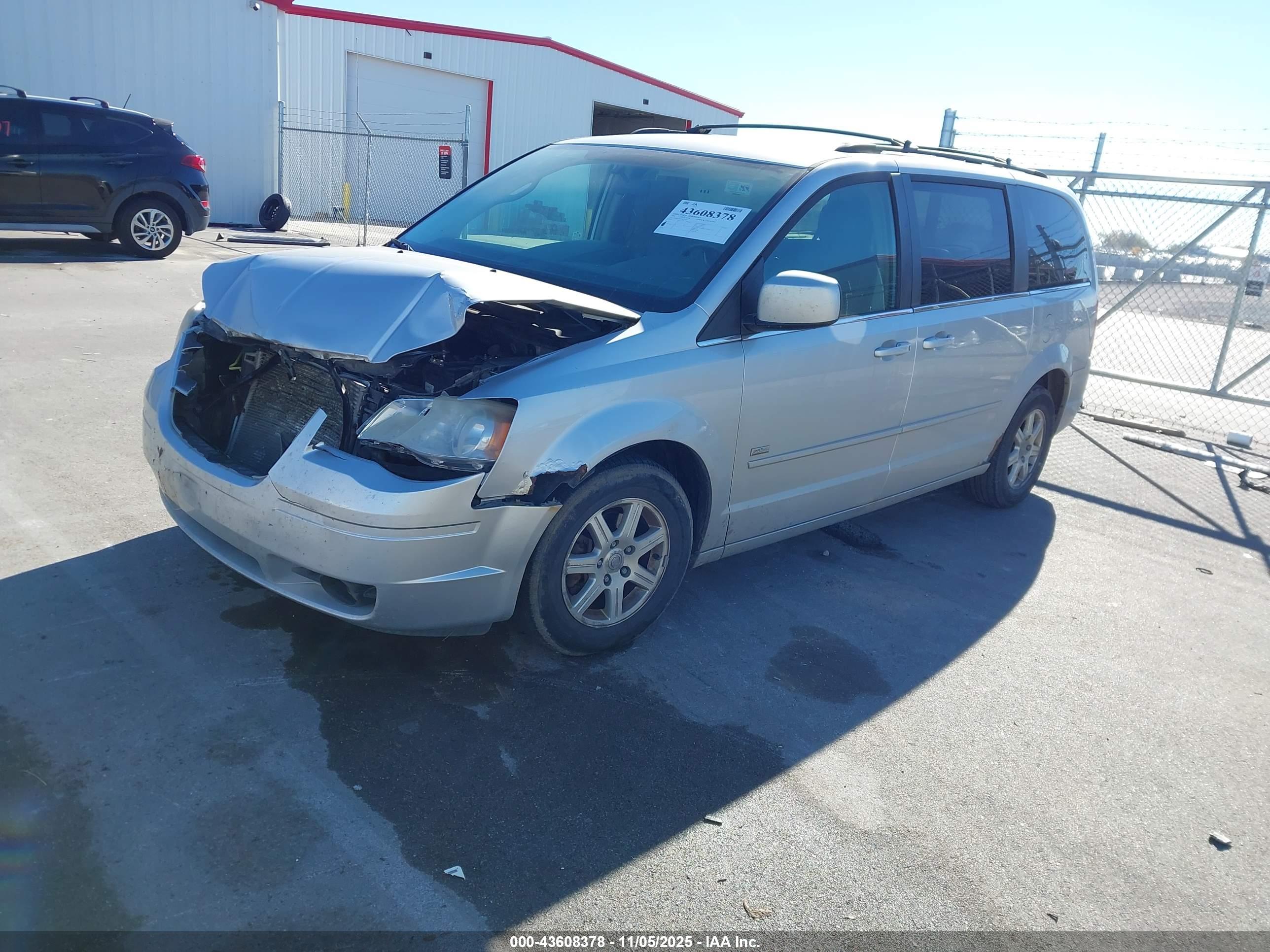 CHRYSLER TOWN image 2