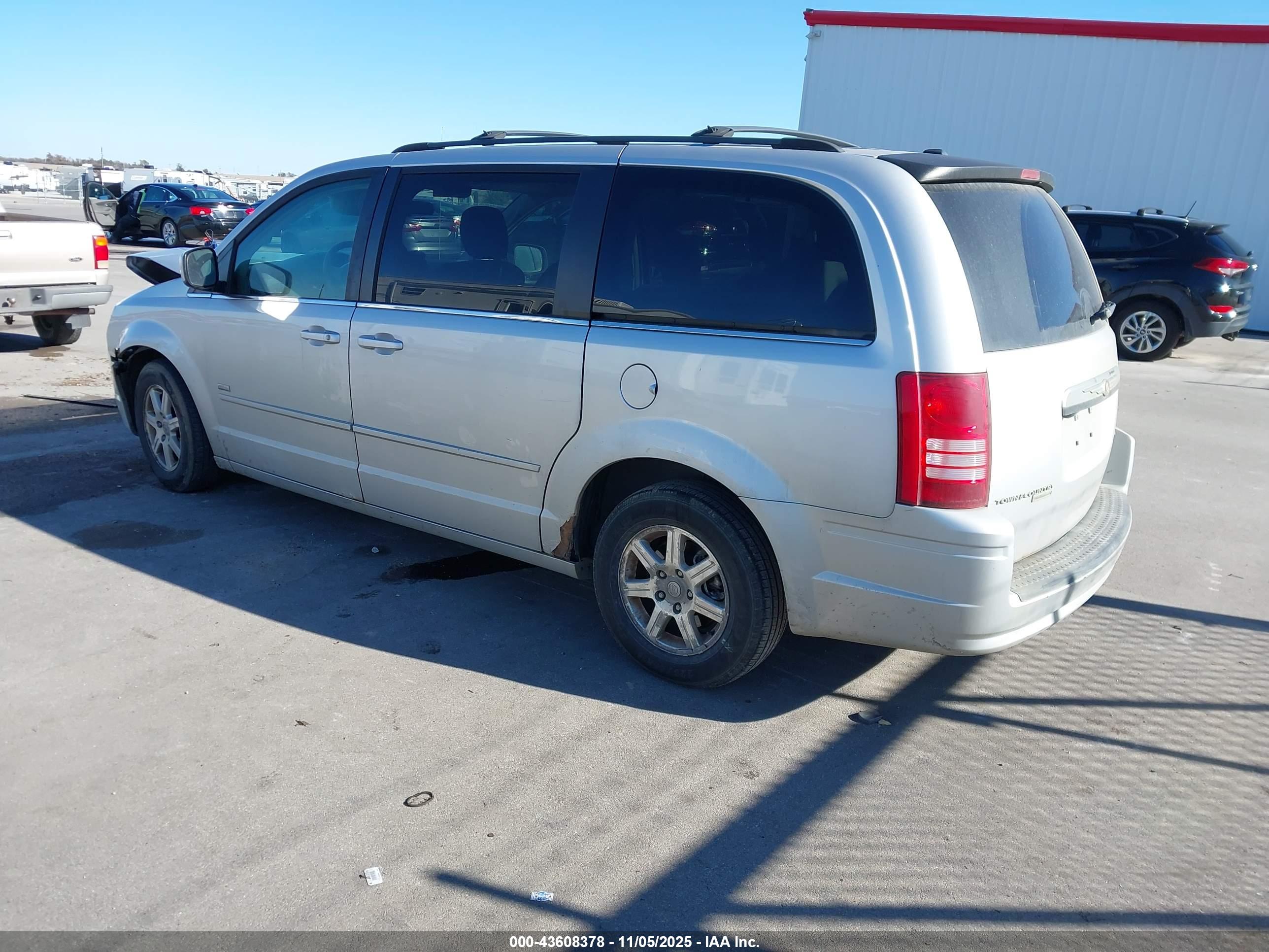 CHRYSLER TOWN image 3