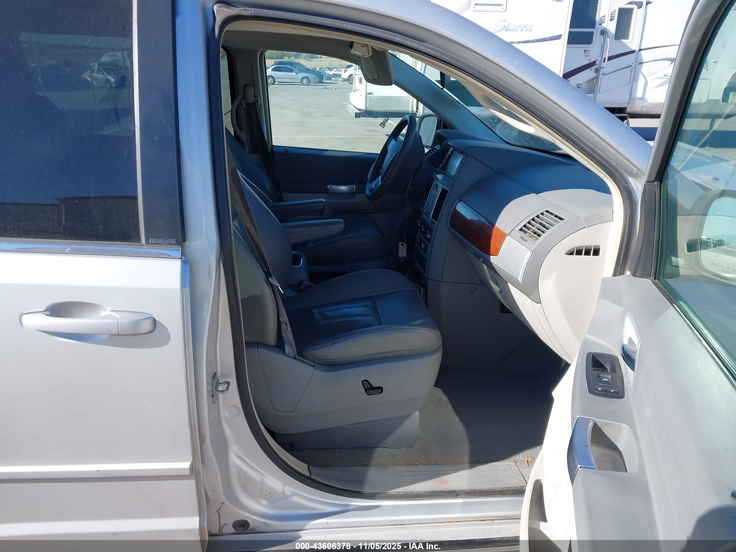 CHRYSLER TOWN image 5