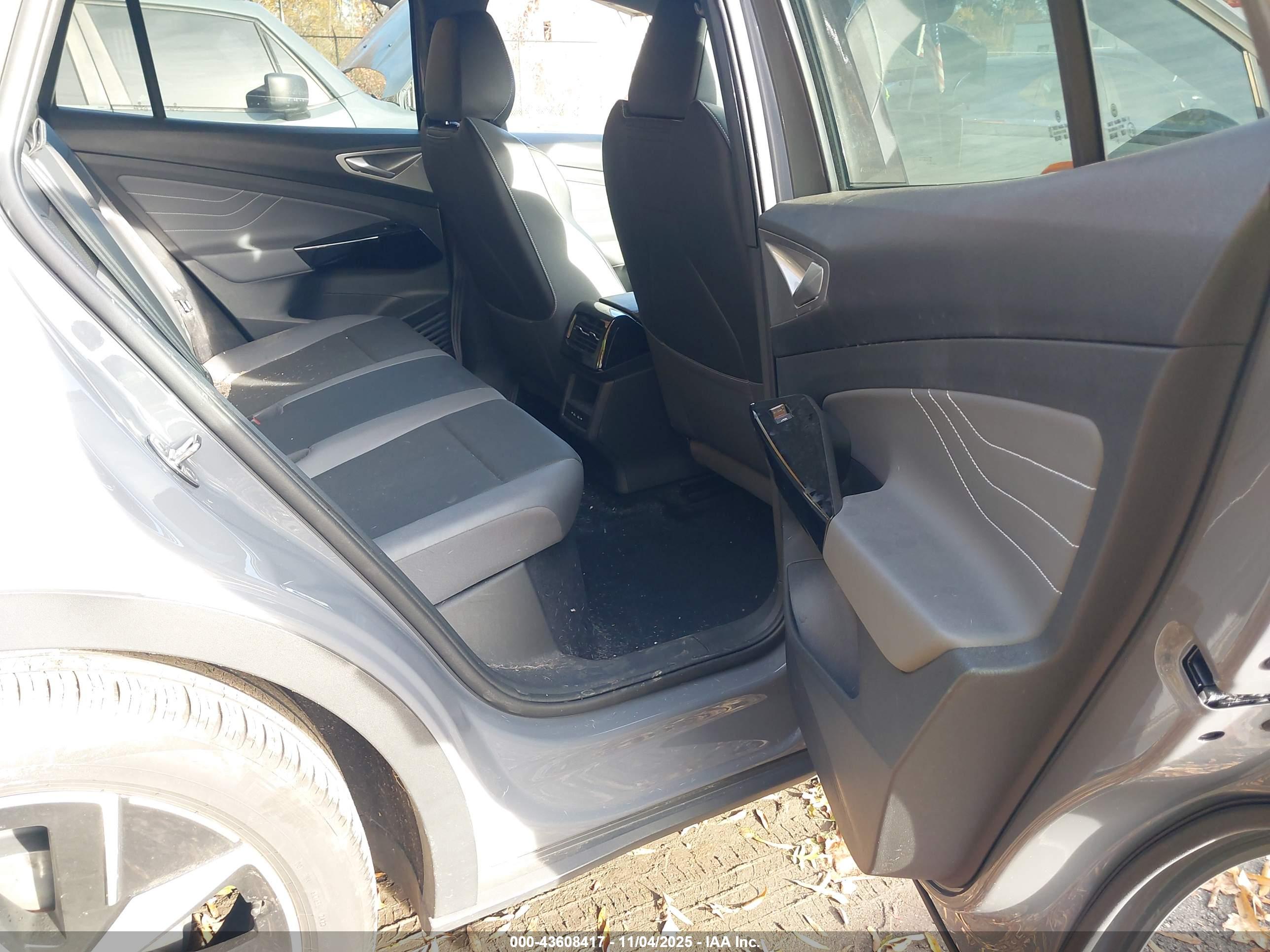 VOLKSWAGEN ID.4 image 8