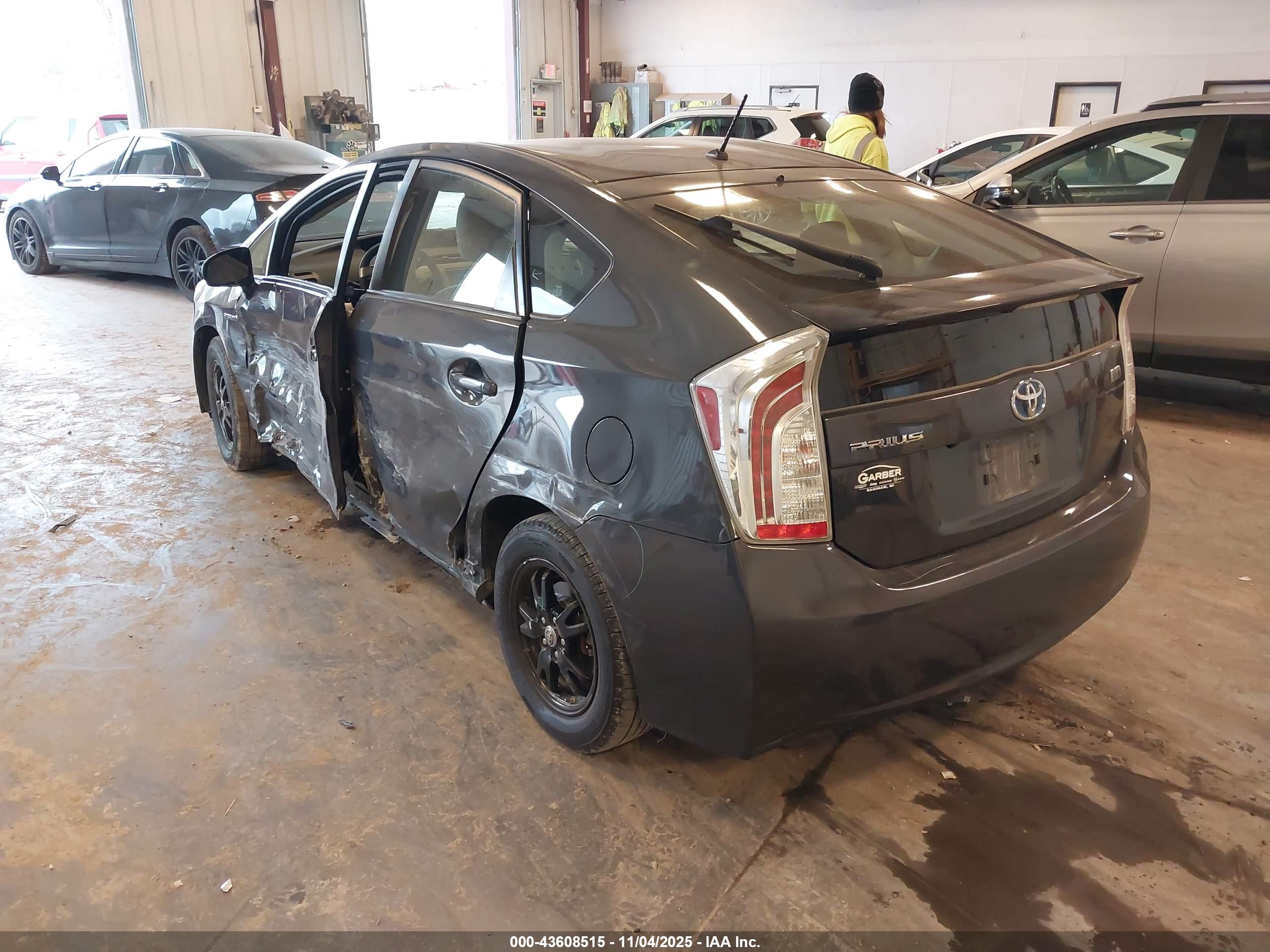 TOYOTA PRIUS image 3