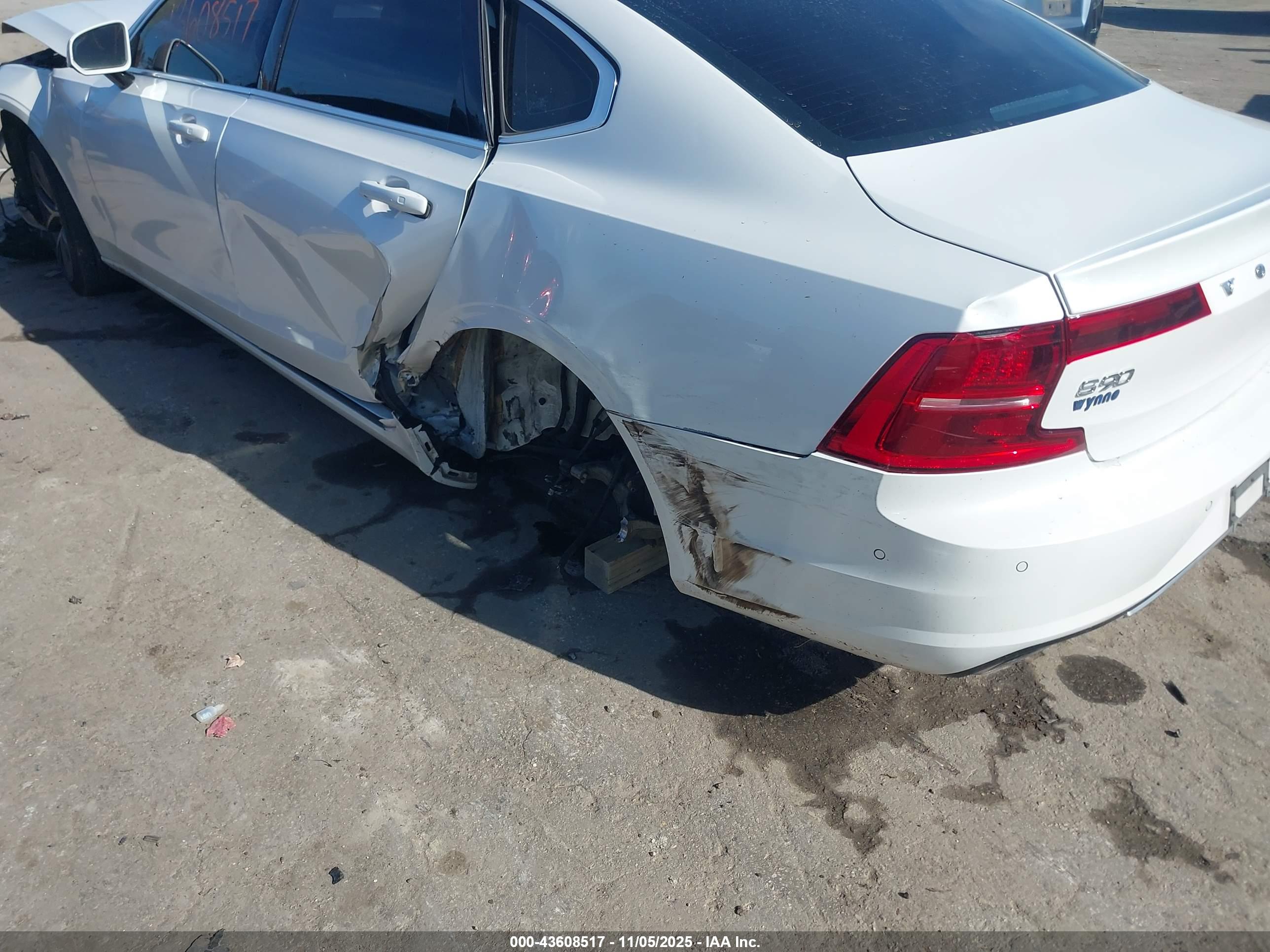 VOLVO S90 image 6