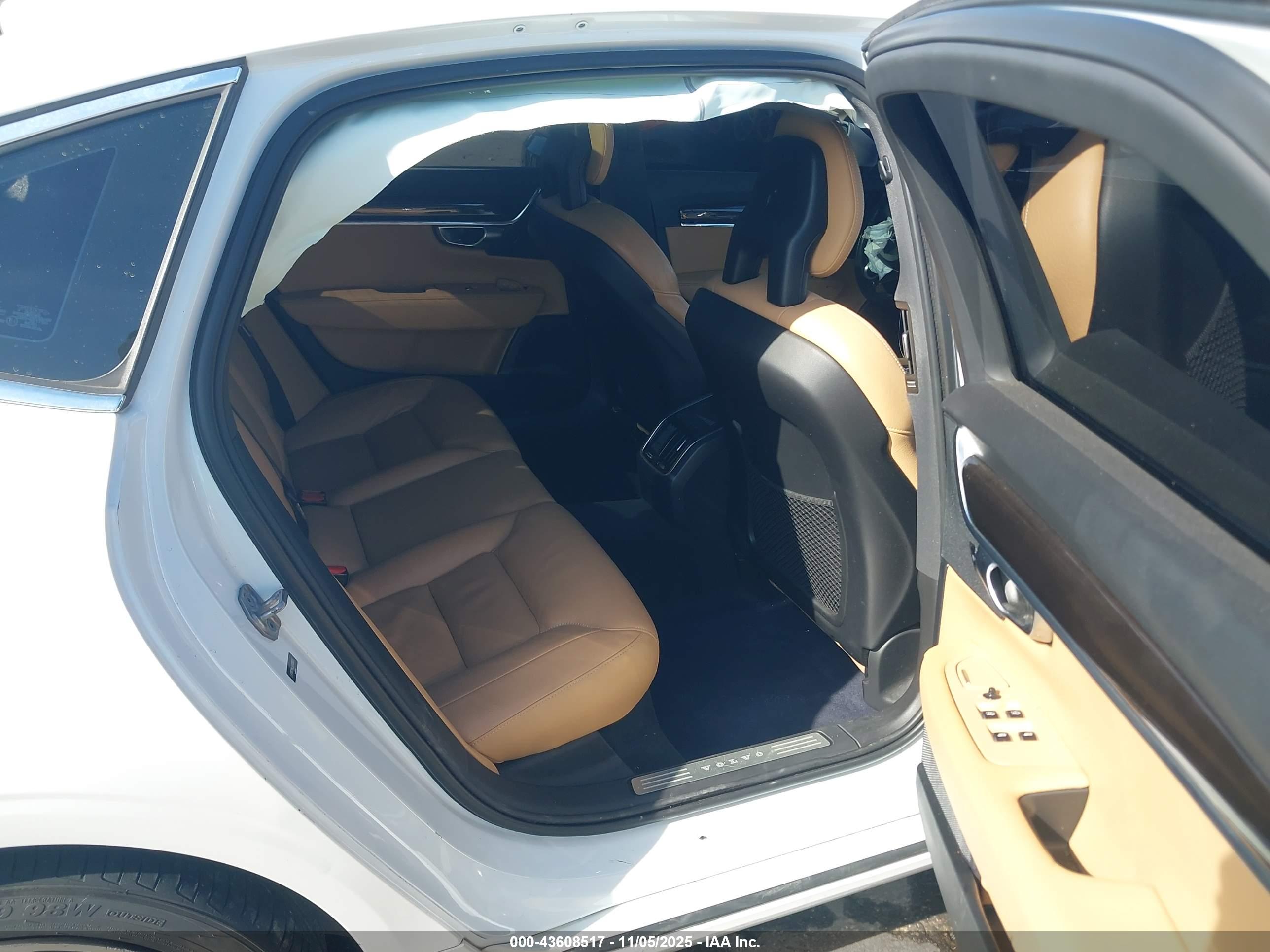 VOLVO S90 image 8