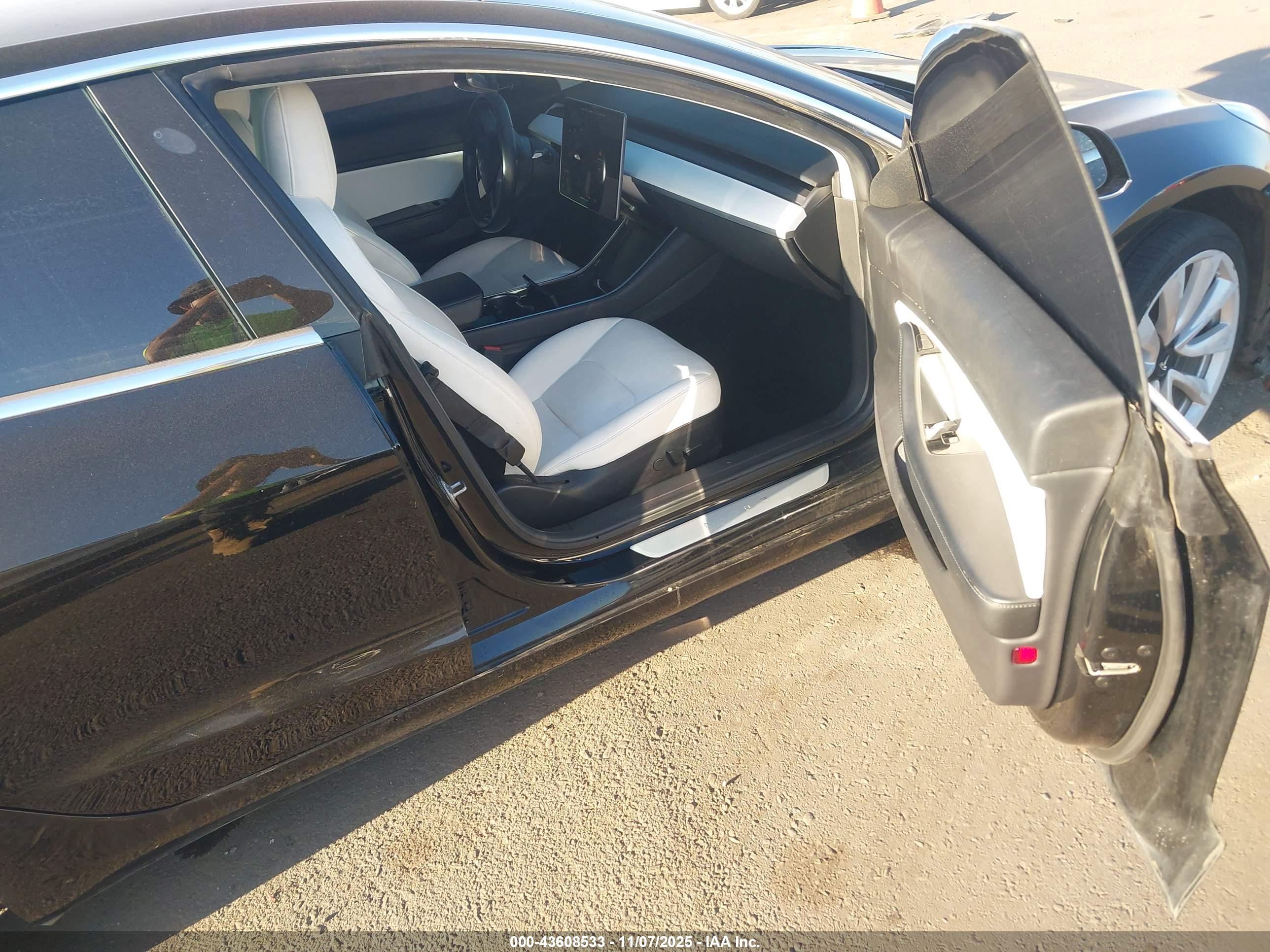 TESLA MODEL image 5