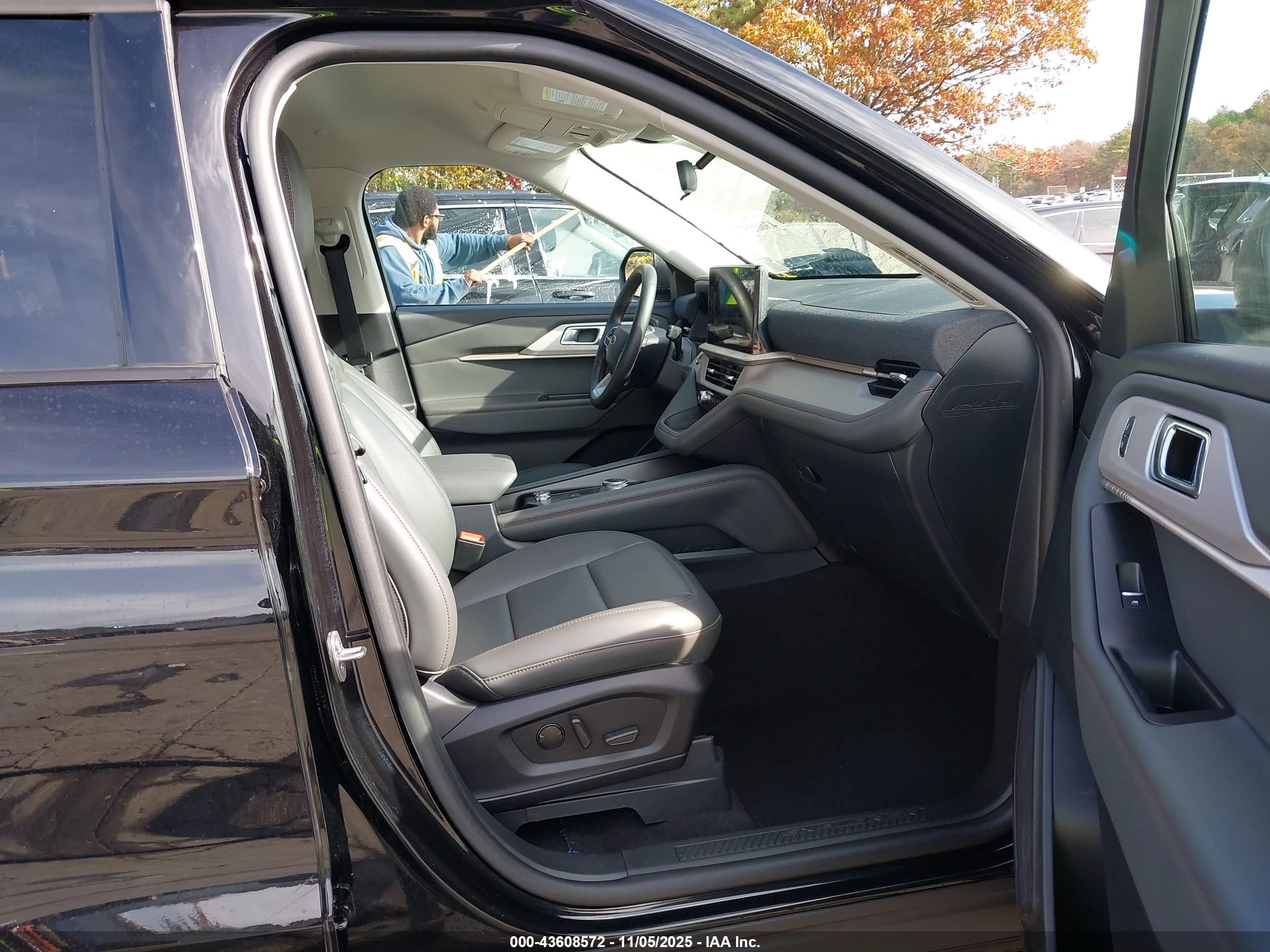 FORD EXPLORER image 5