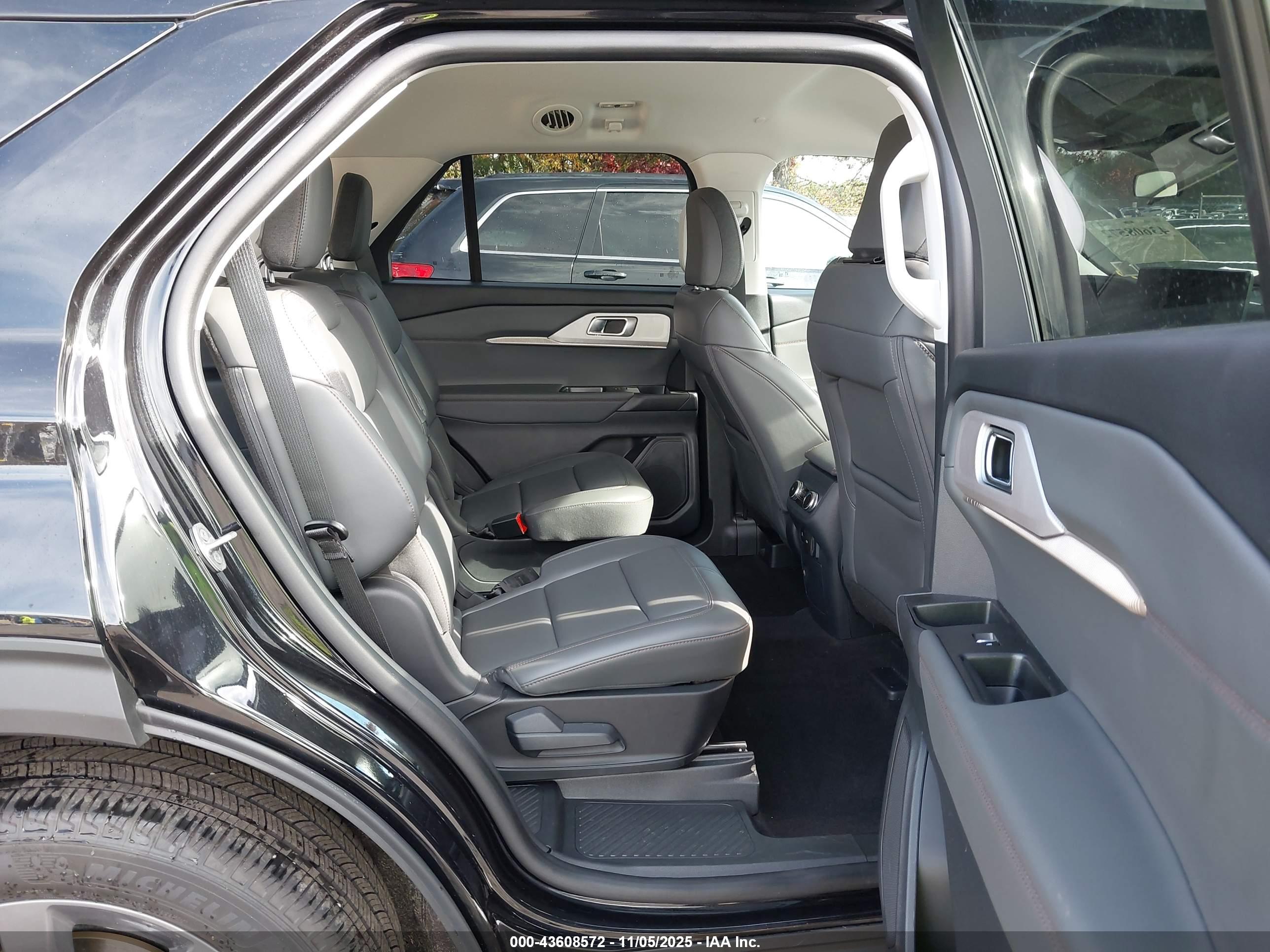 FORD EXPLORER image 8