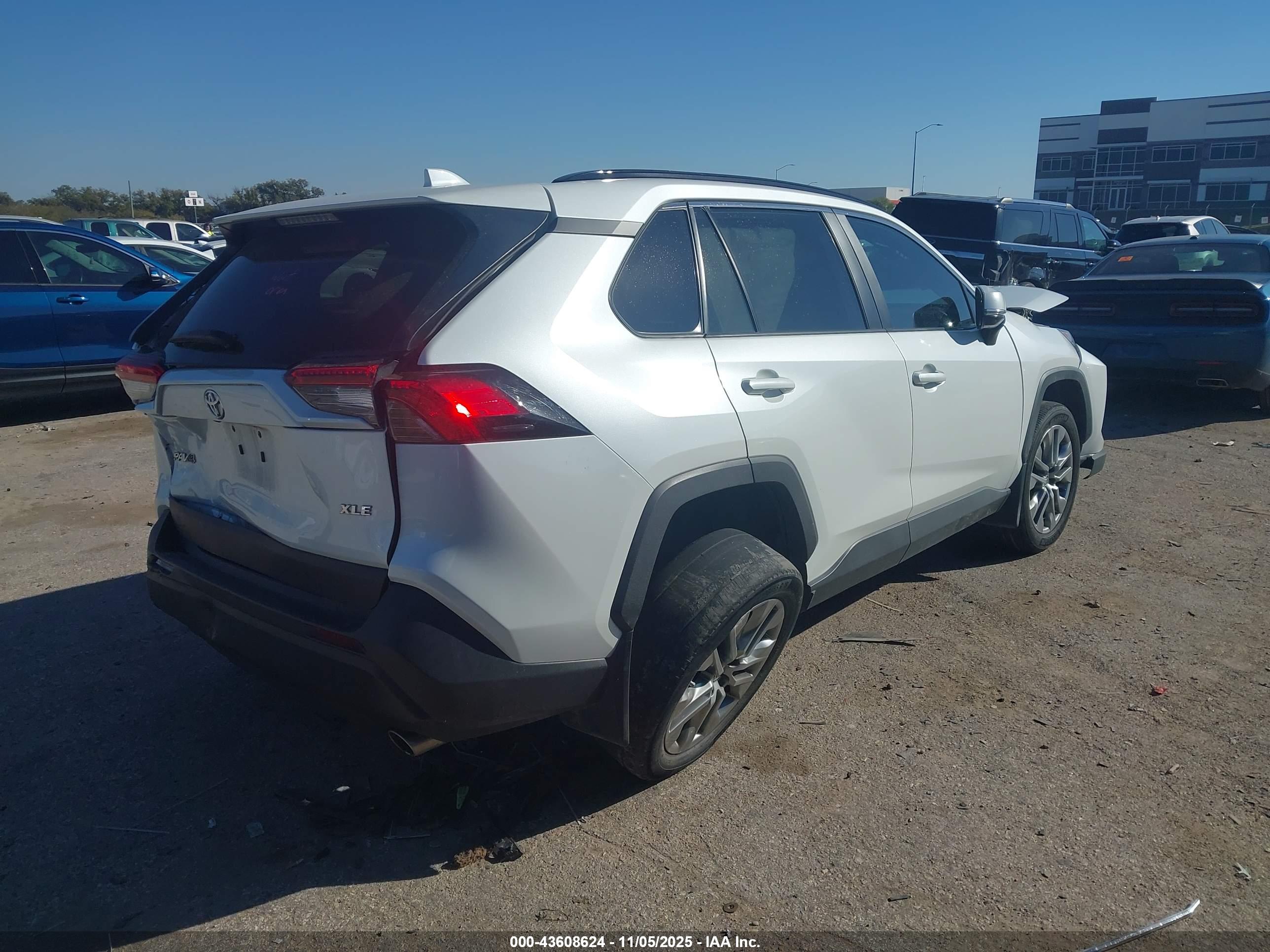 TOYOTA RAV4 image 4