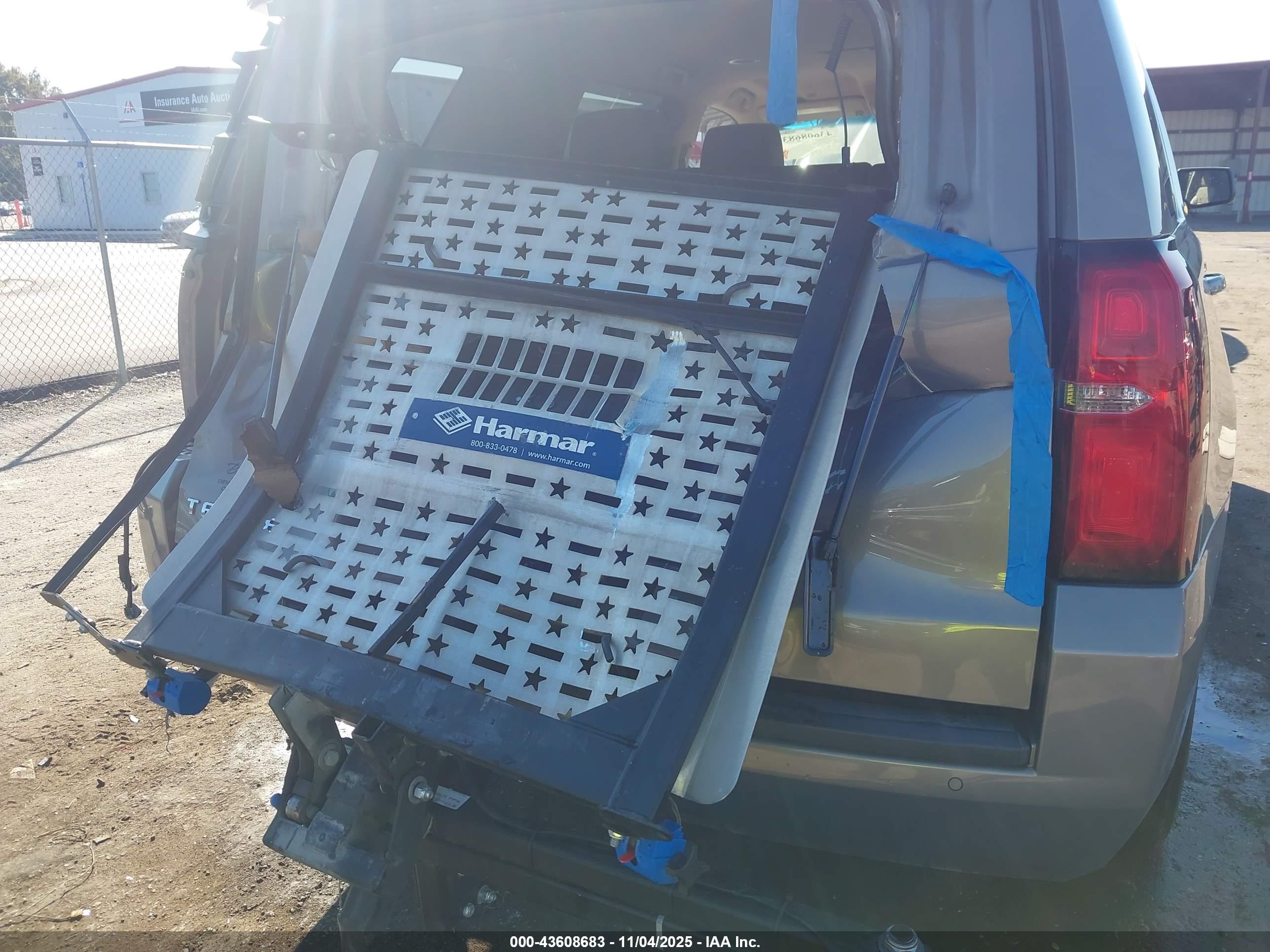 CHEVROLET TAHOE image 6