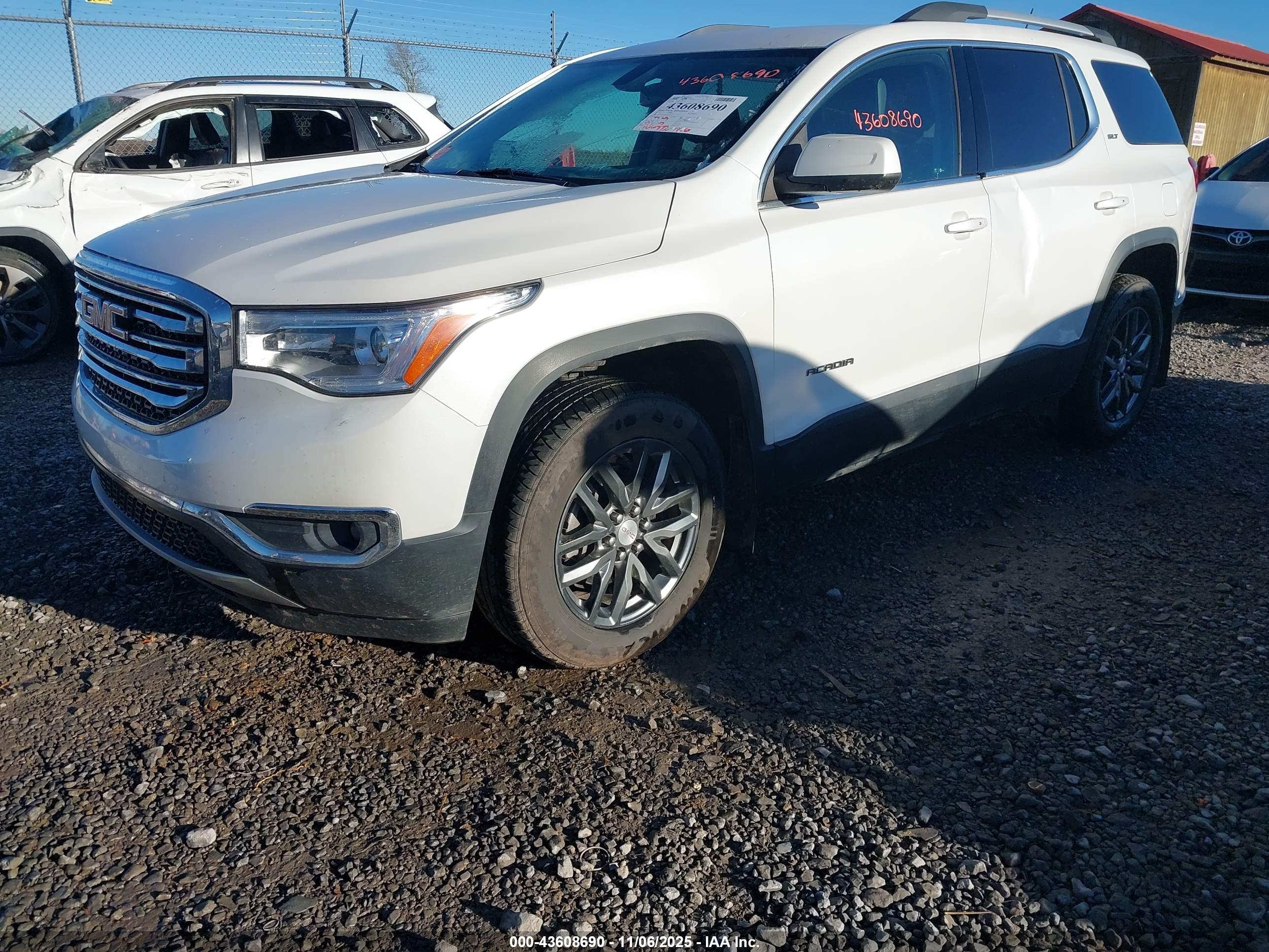GMC ACADIA image 2