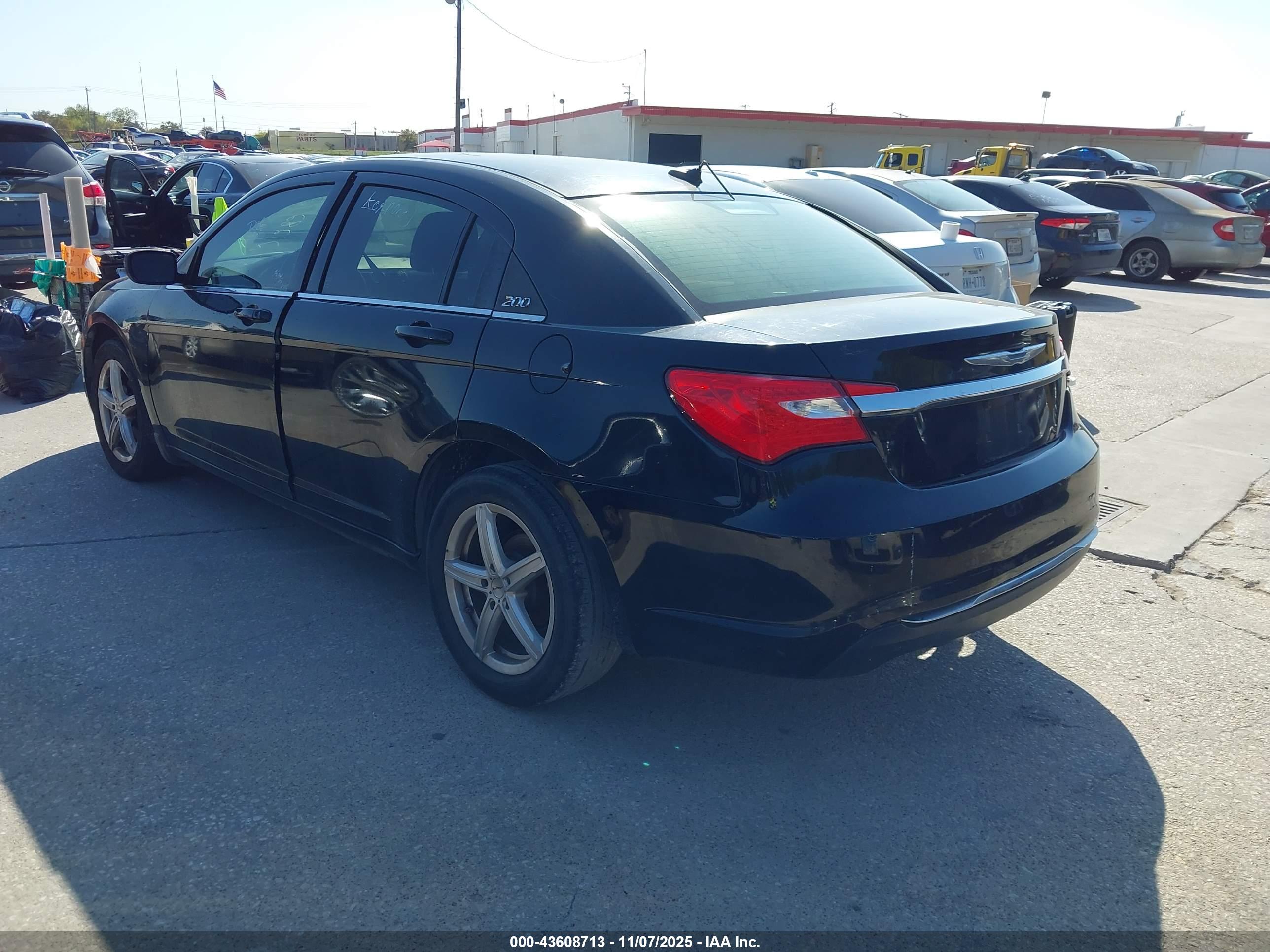 CHRYSLER 200 image 3