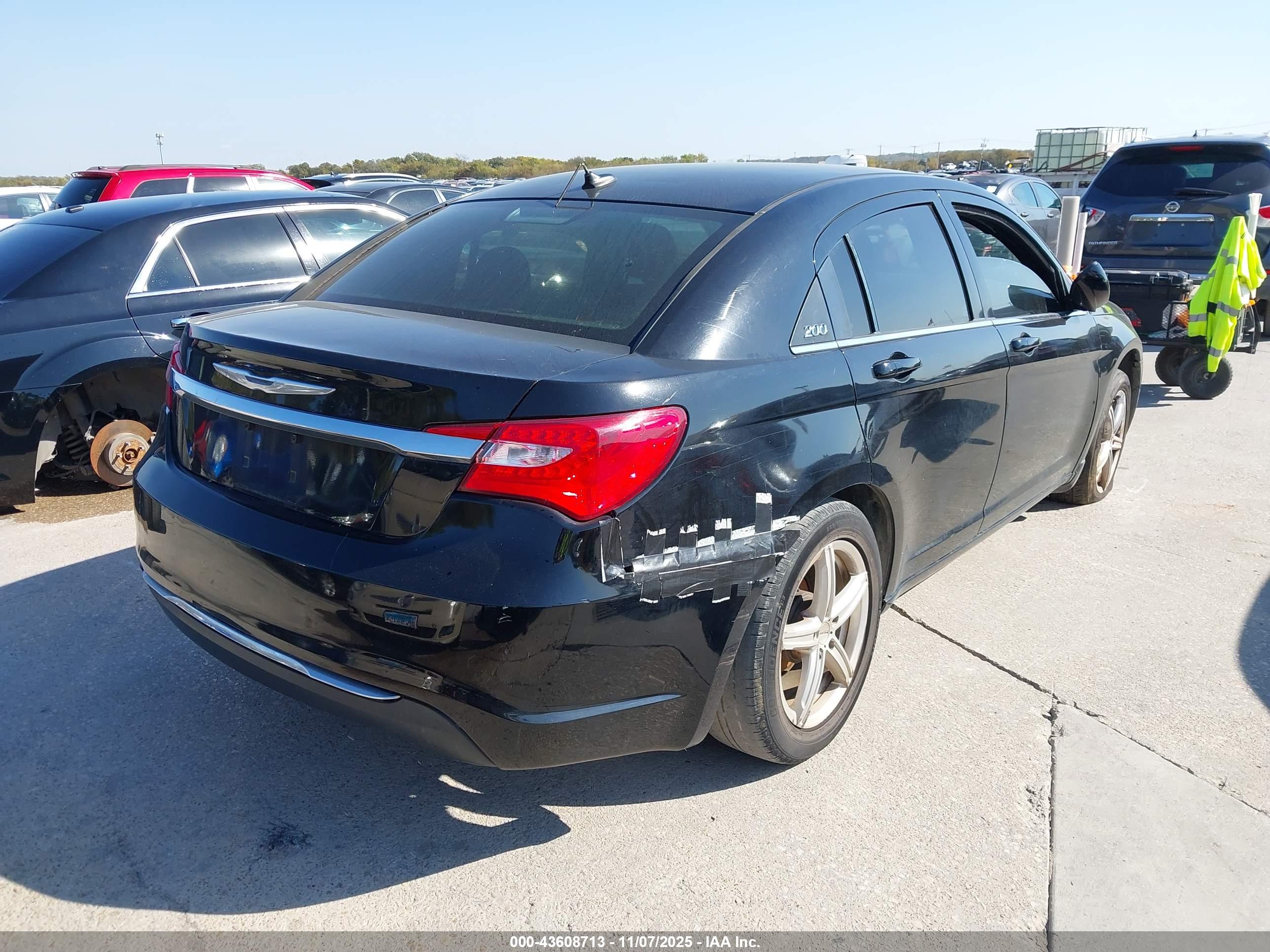 CHRYSLER 200 image 4