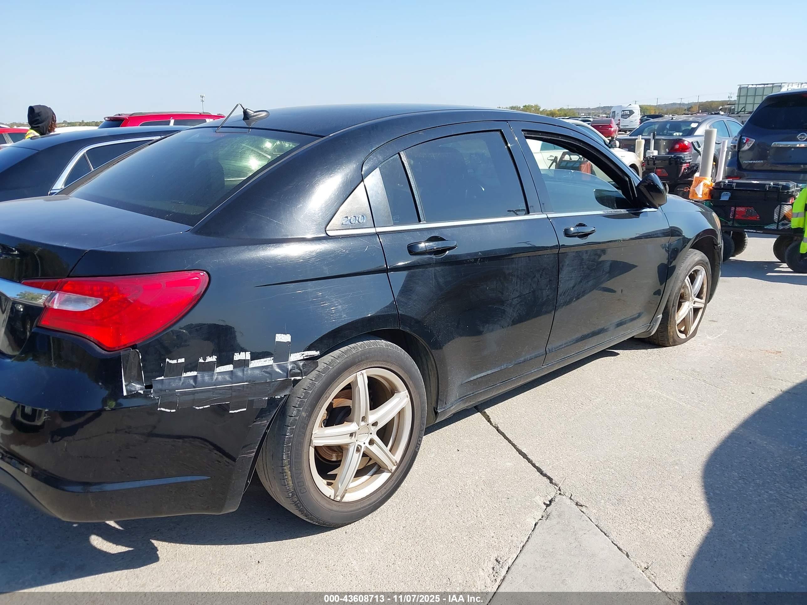 CHRYSLER 200 image 6
