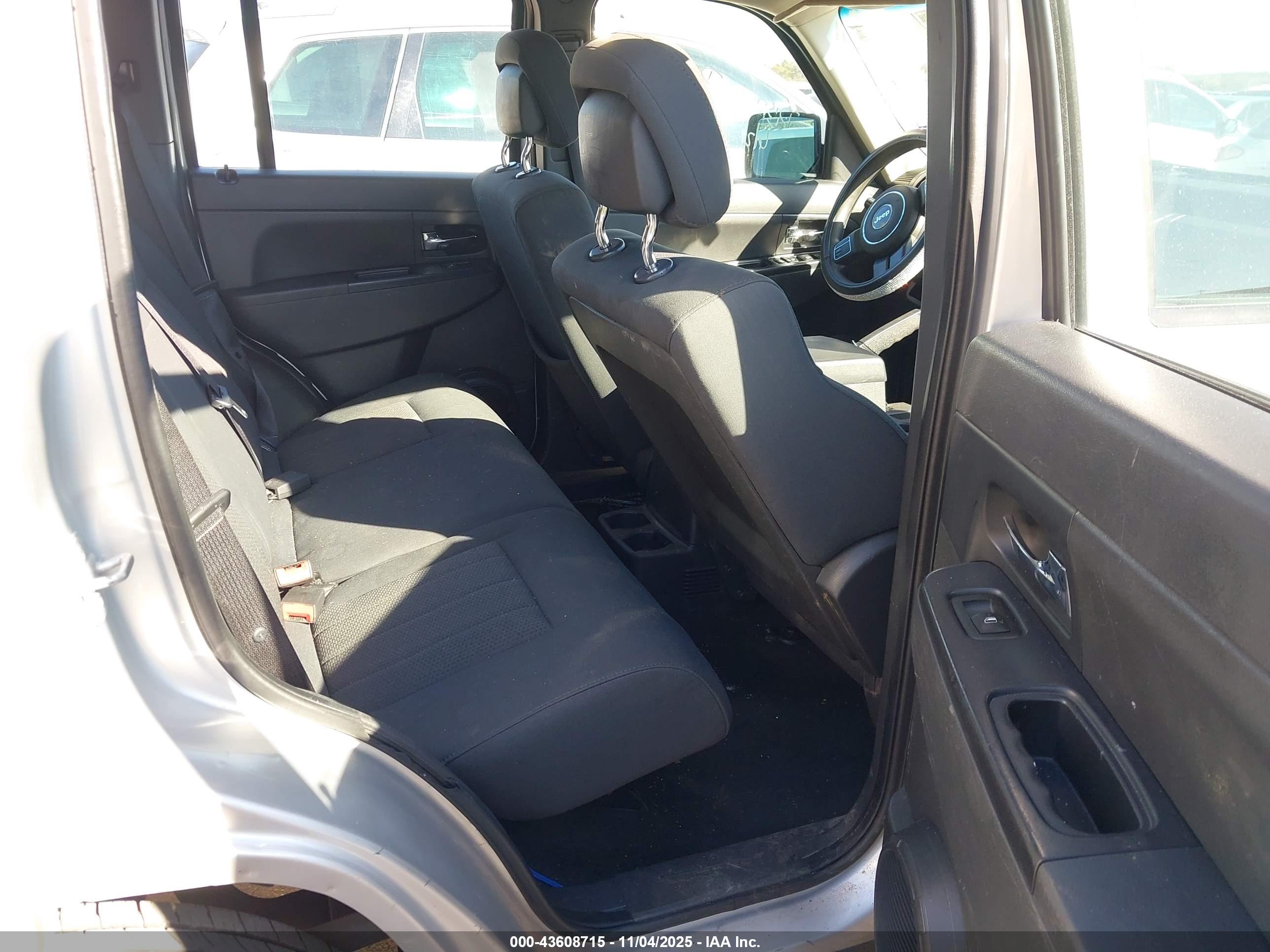 JEEP LIBERTY image 8