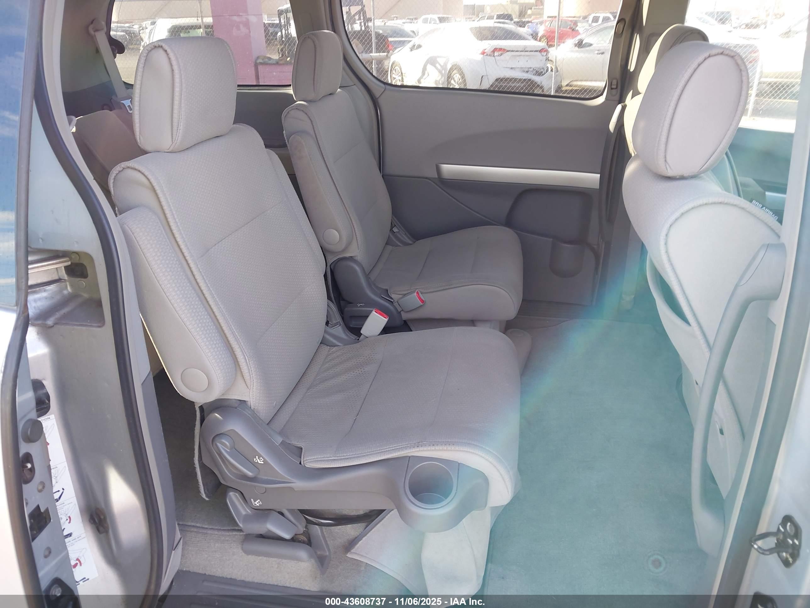 NISSAN QUEST image 8
